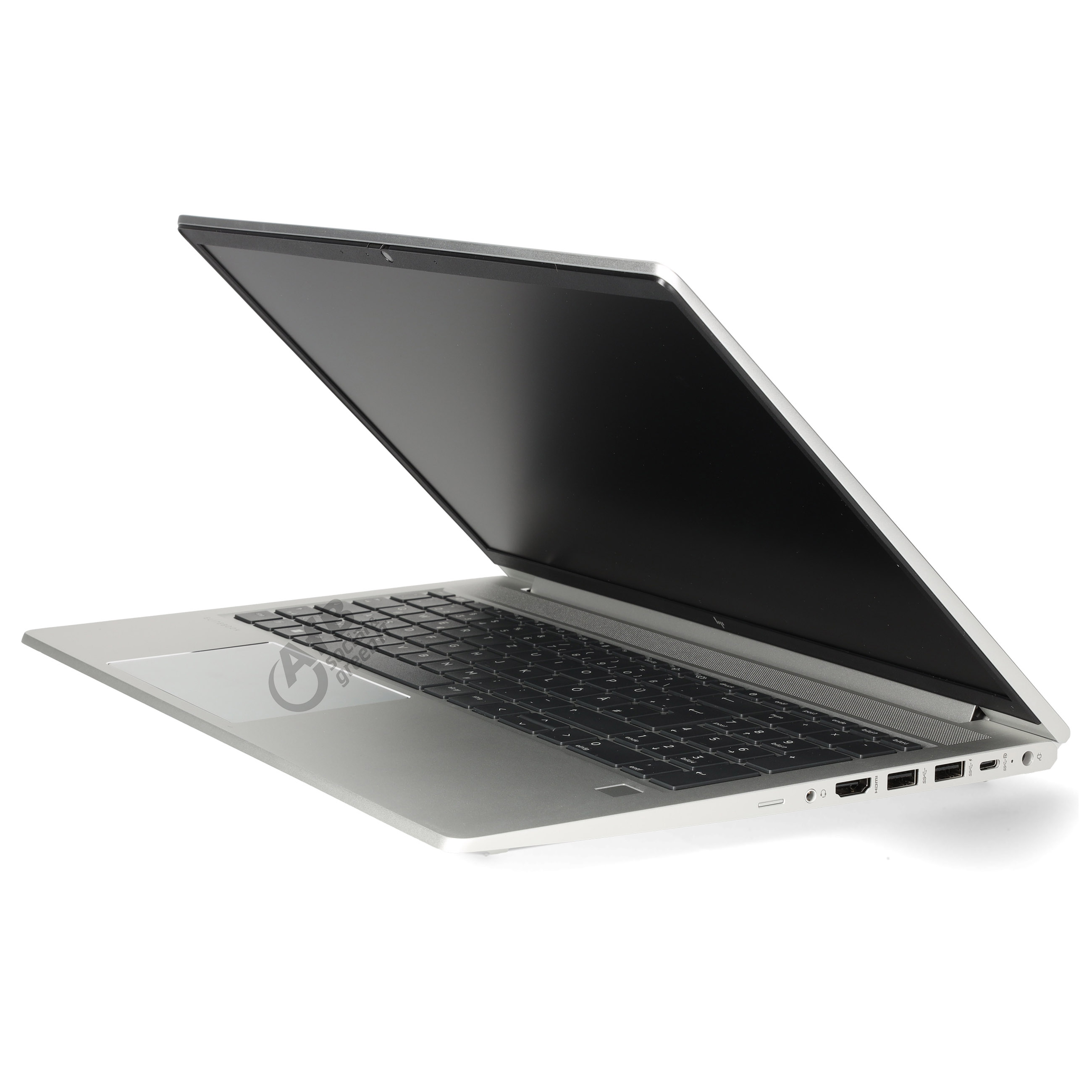 Ein silberner Laptop steht offen auf weißem Grund, mit schwarzer Tastatur und sichtbaren Anschlüssen an der Seite.