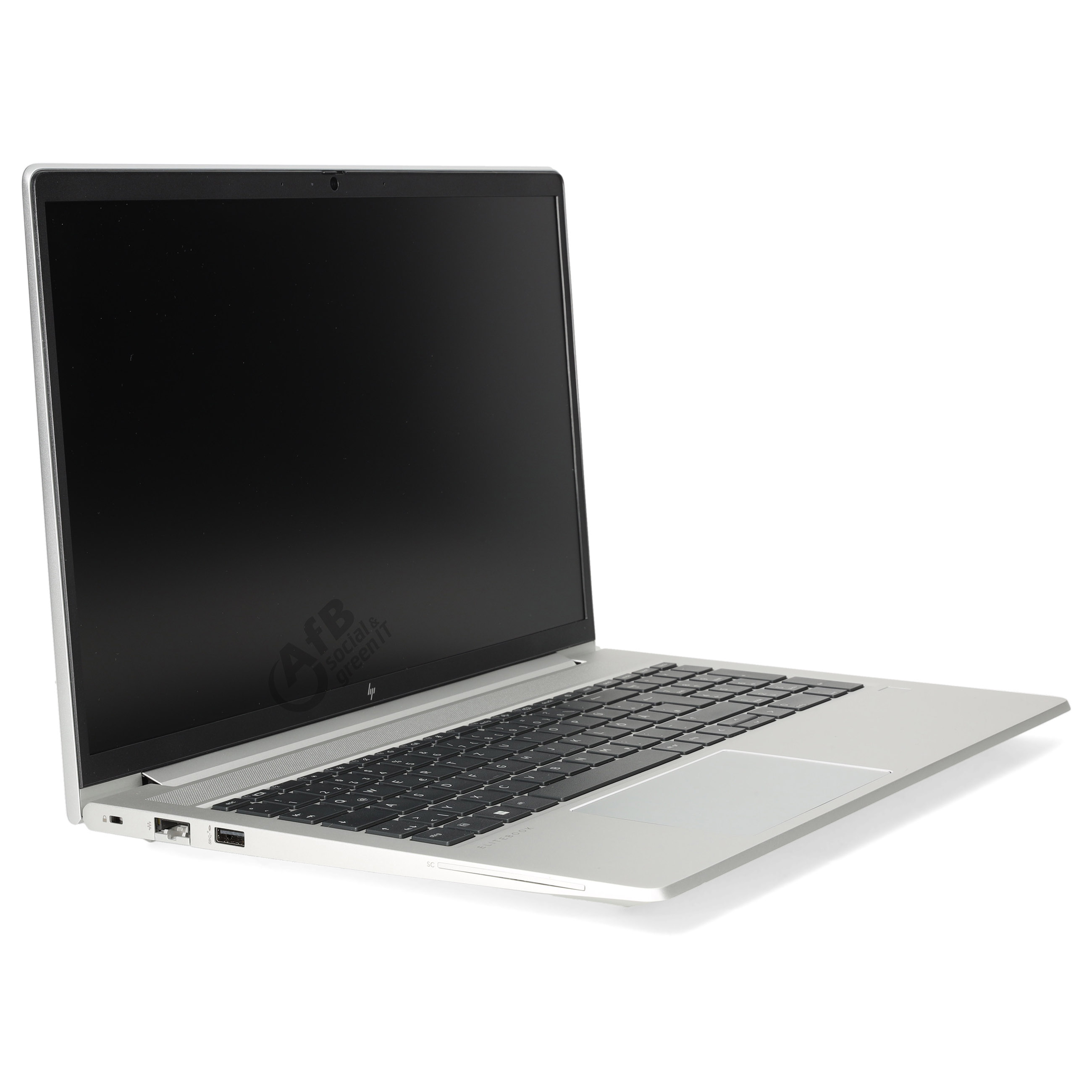 Silberner Laptop mit schwarzem Bildschirm und Tastatur auf weißem Hintergrund.