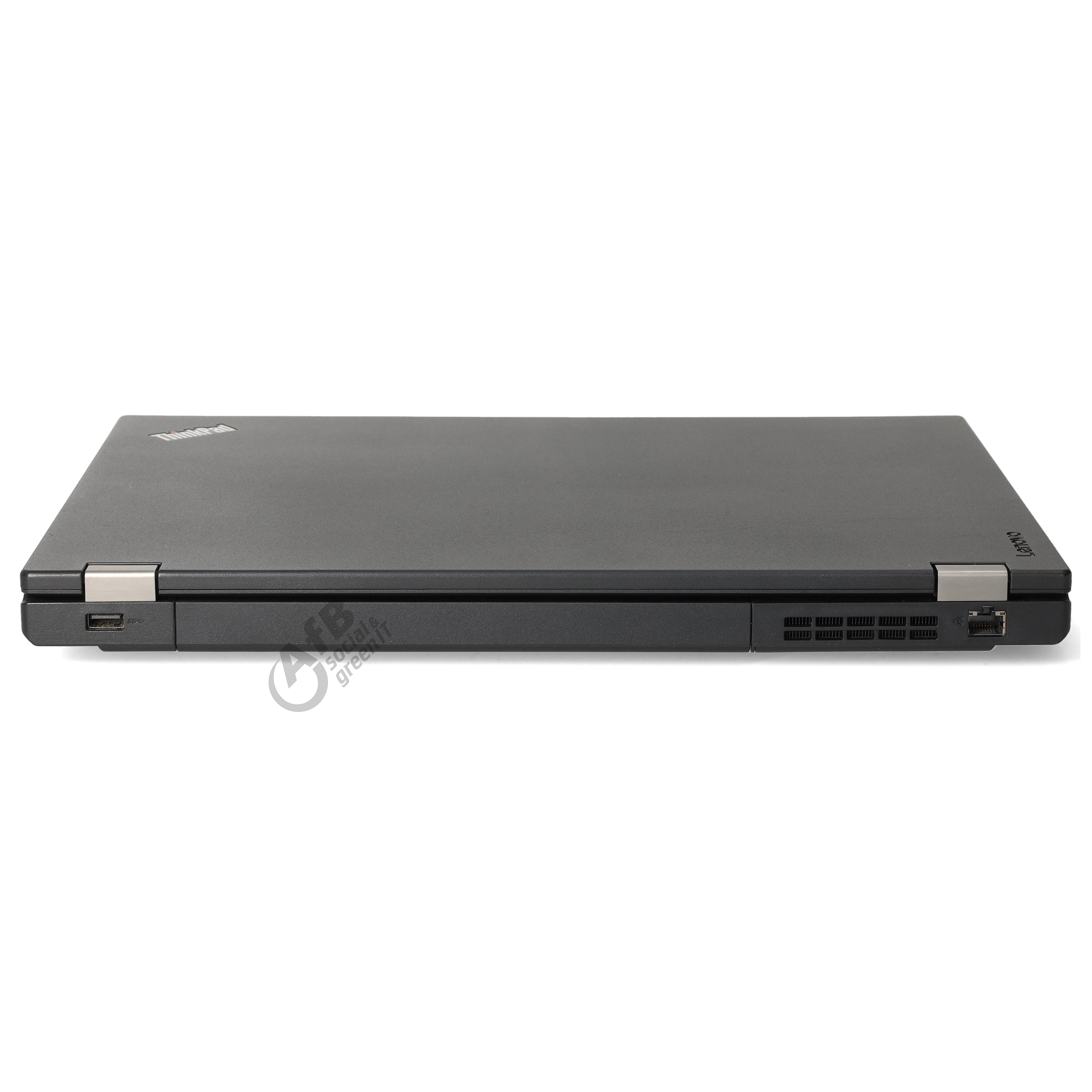 Geschlossener schwarzer Laptop von der Rückseite, mit USB-Anschluss und Lüftungsschlitzen.