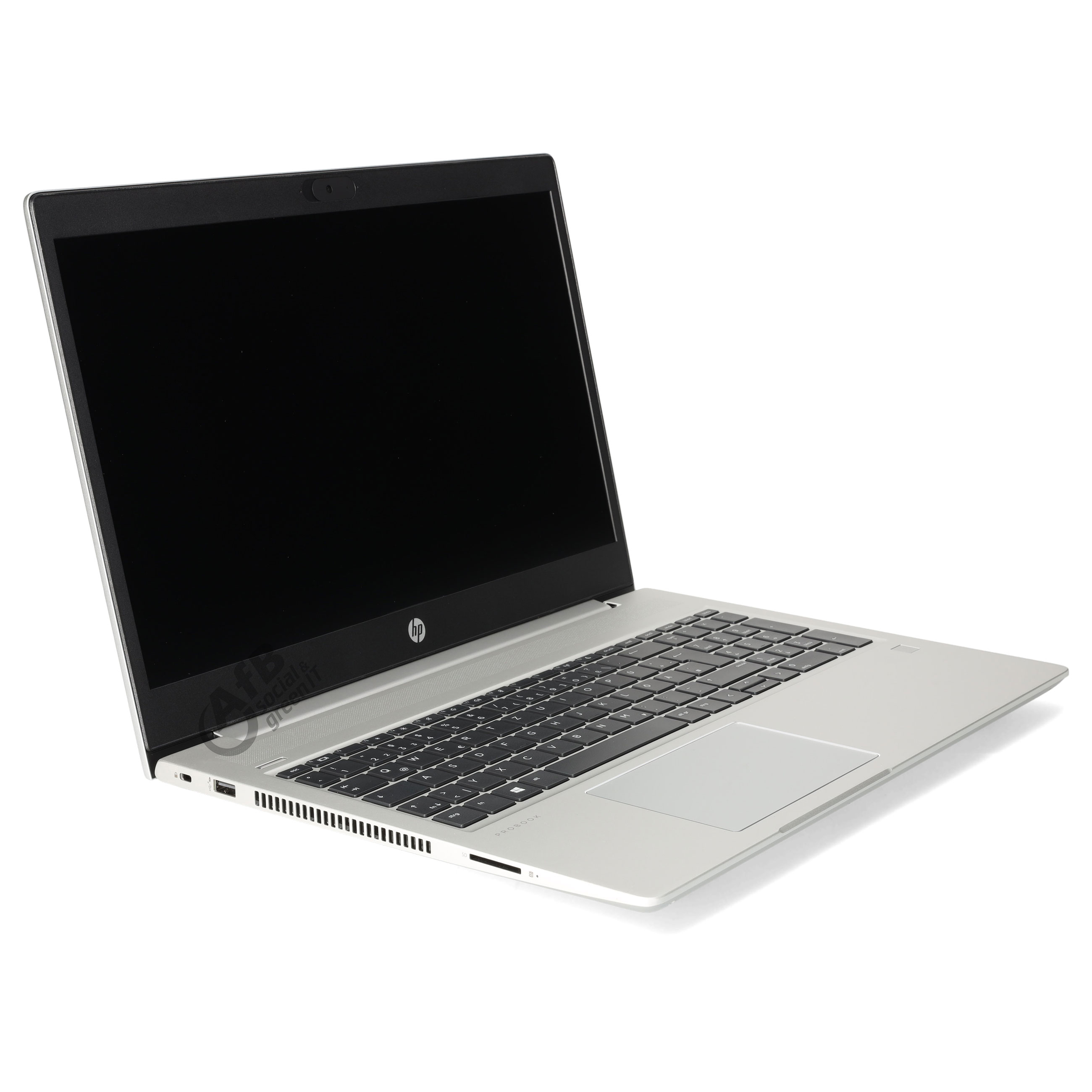 Ein silberner Laptop mit schwarzer Tastatur und ausgeschaltetem Bildschirm steht auf weißem Grund.