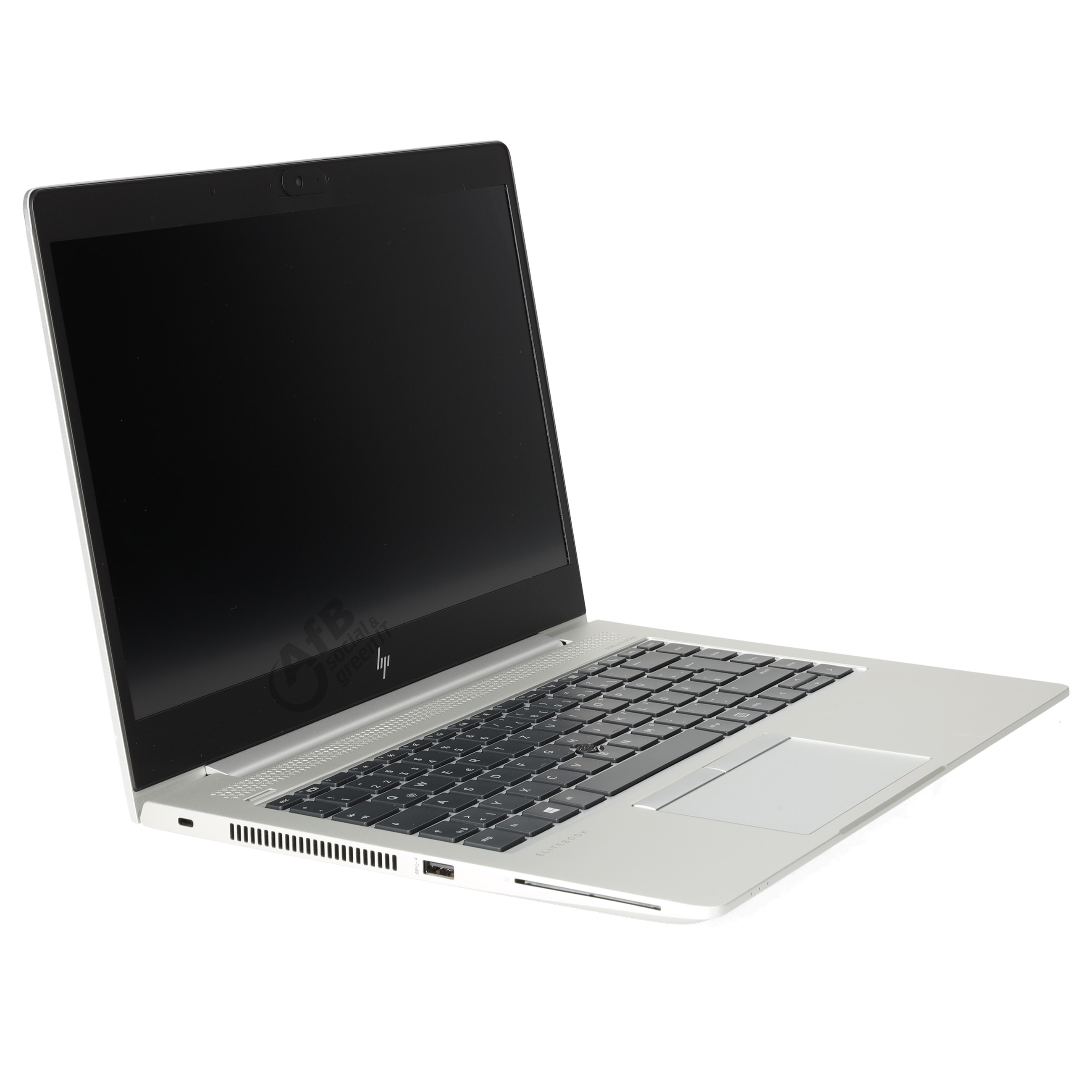 Ein silberner Laptop mit schwarzer Tastatur und ausgeschaltetem Bildschirm steht auf weißem Hintergrund.