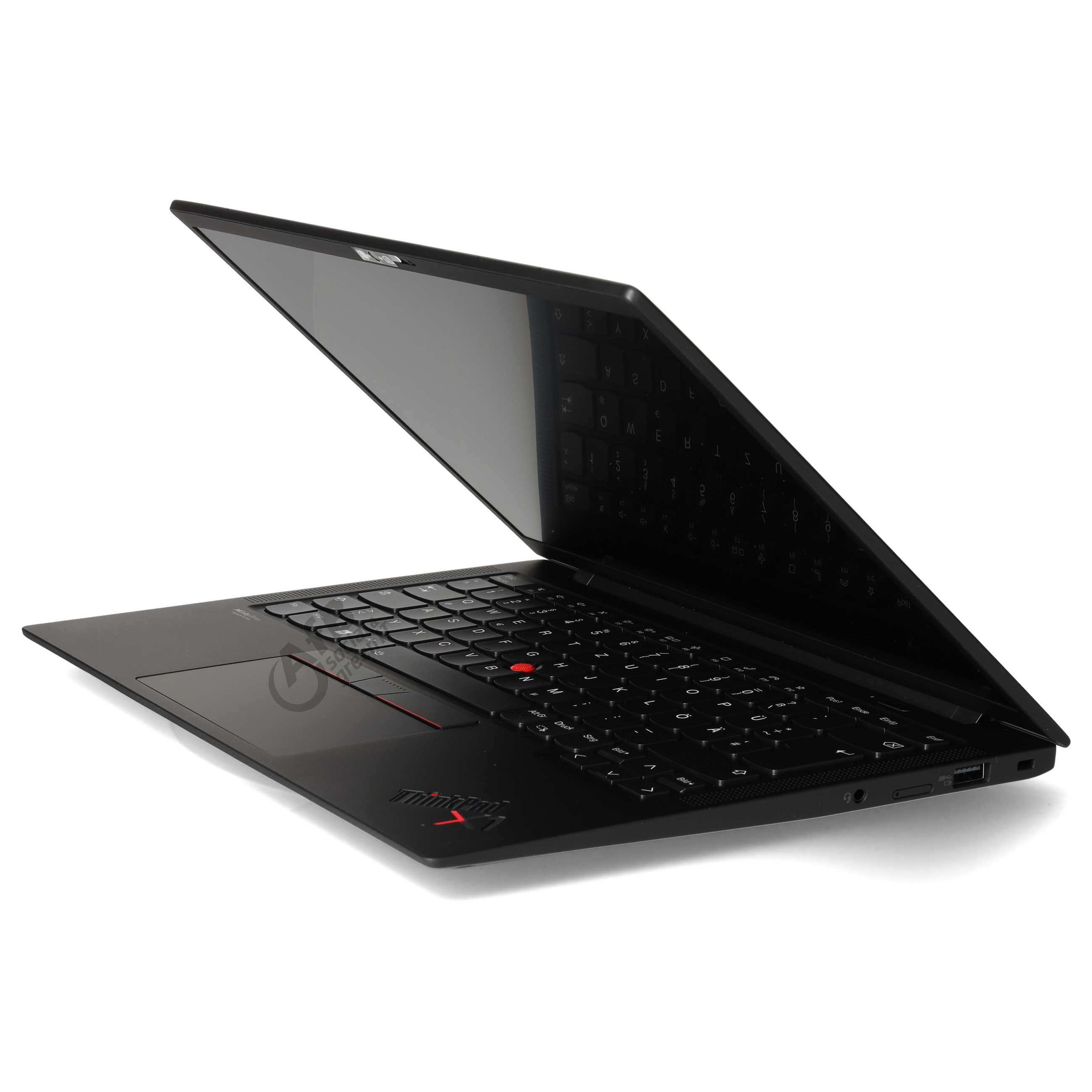 Ein schwarzes Lenovo ThinkPad Laptop ist leicht geöffnet auf einer weißen Oberfläche dargestellt.