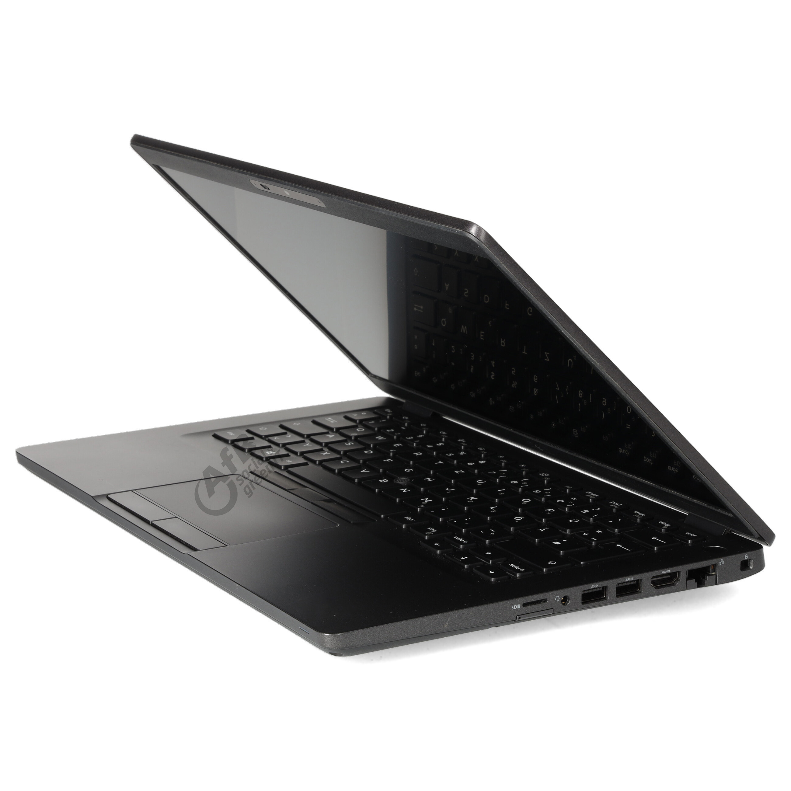 Ein schwarzes Laptop ist schräg auf weißem Hintergrund dargestellt, mit sichtbarer Tastatur und Anschlüssen.