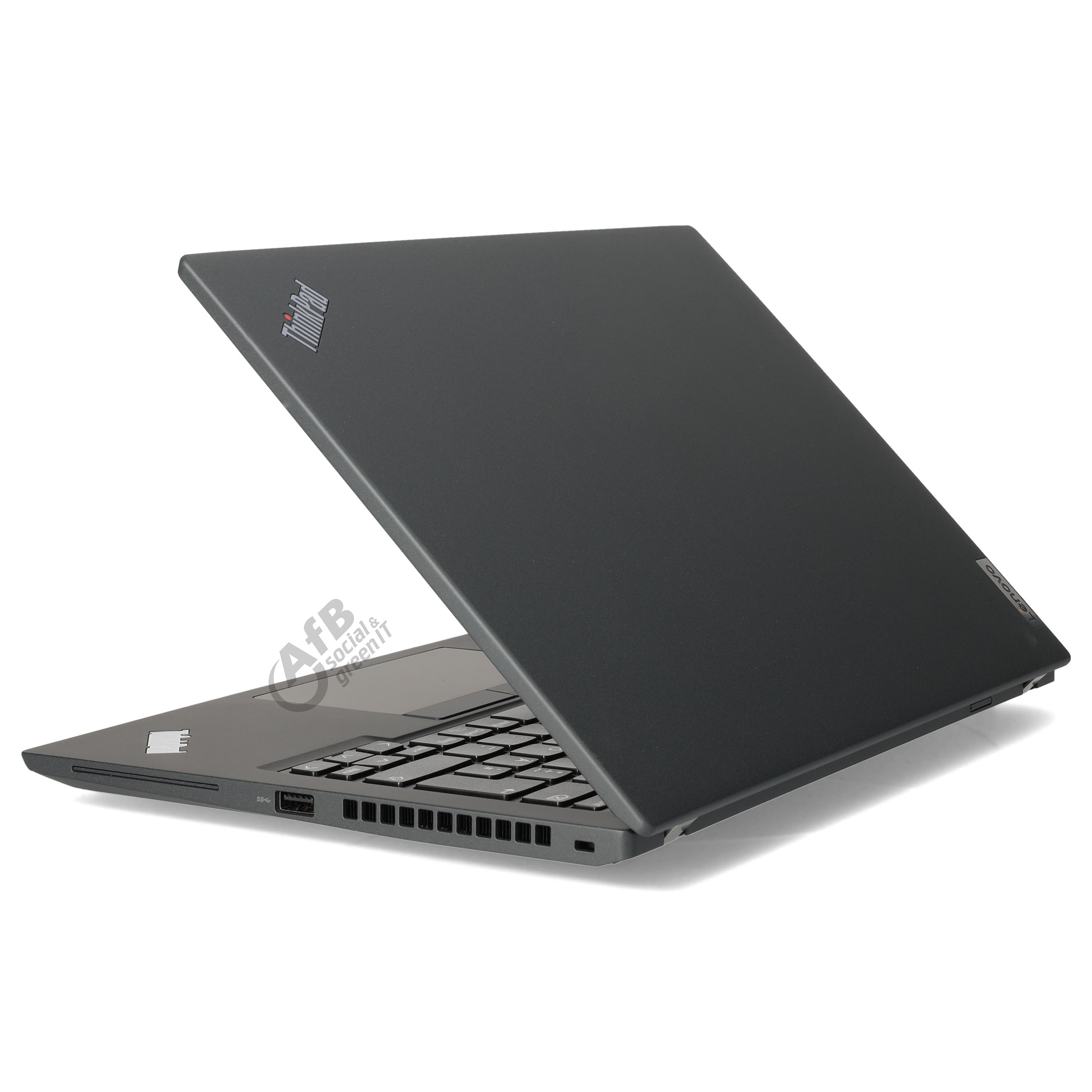 Ein geschlossener schwarzer Lenovo ThinkPad Laptop steht auf einer weißen Oberfläche gegen einen weißen Hintergrund.