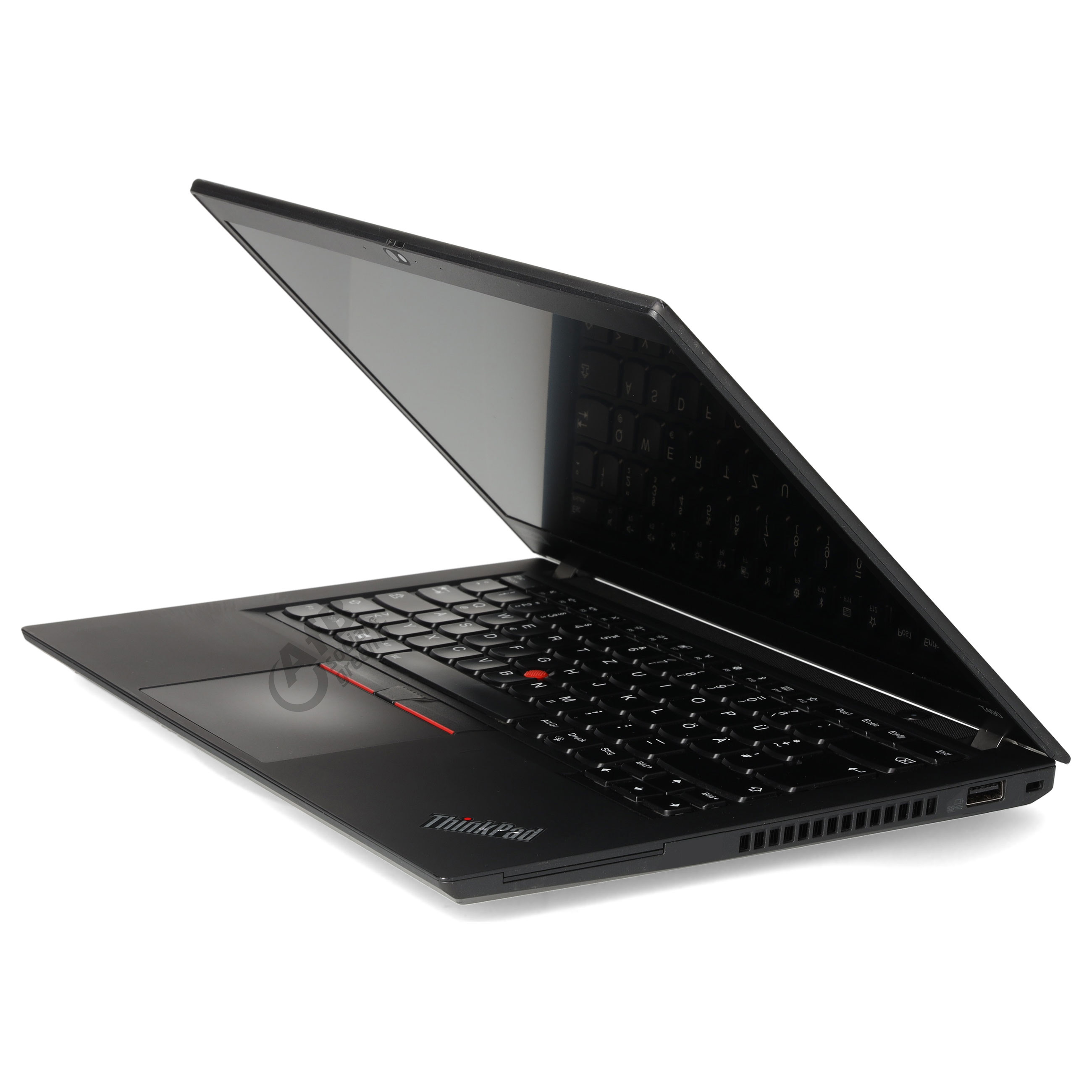 Ein schwarzes ThinkPad Laptop steht auf einer weissen Oberflaeche, der Bildschirm ist halb geoeffnet.