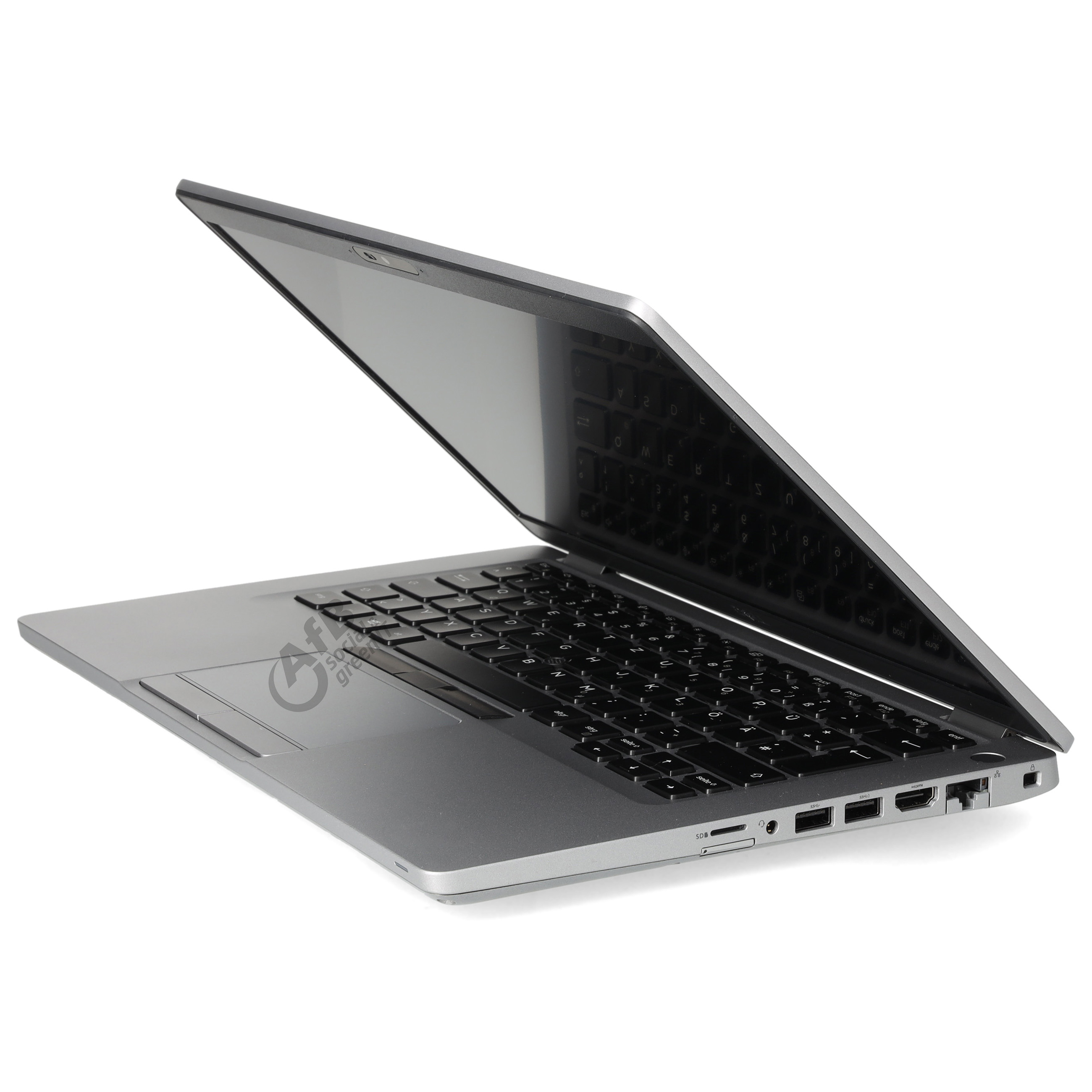Ein offener silberner Laptop mit schwarzer Tastatur steht auf weißem Hintergrund.