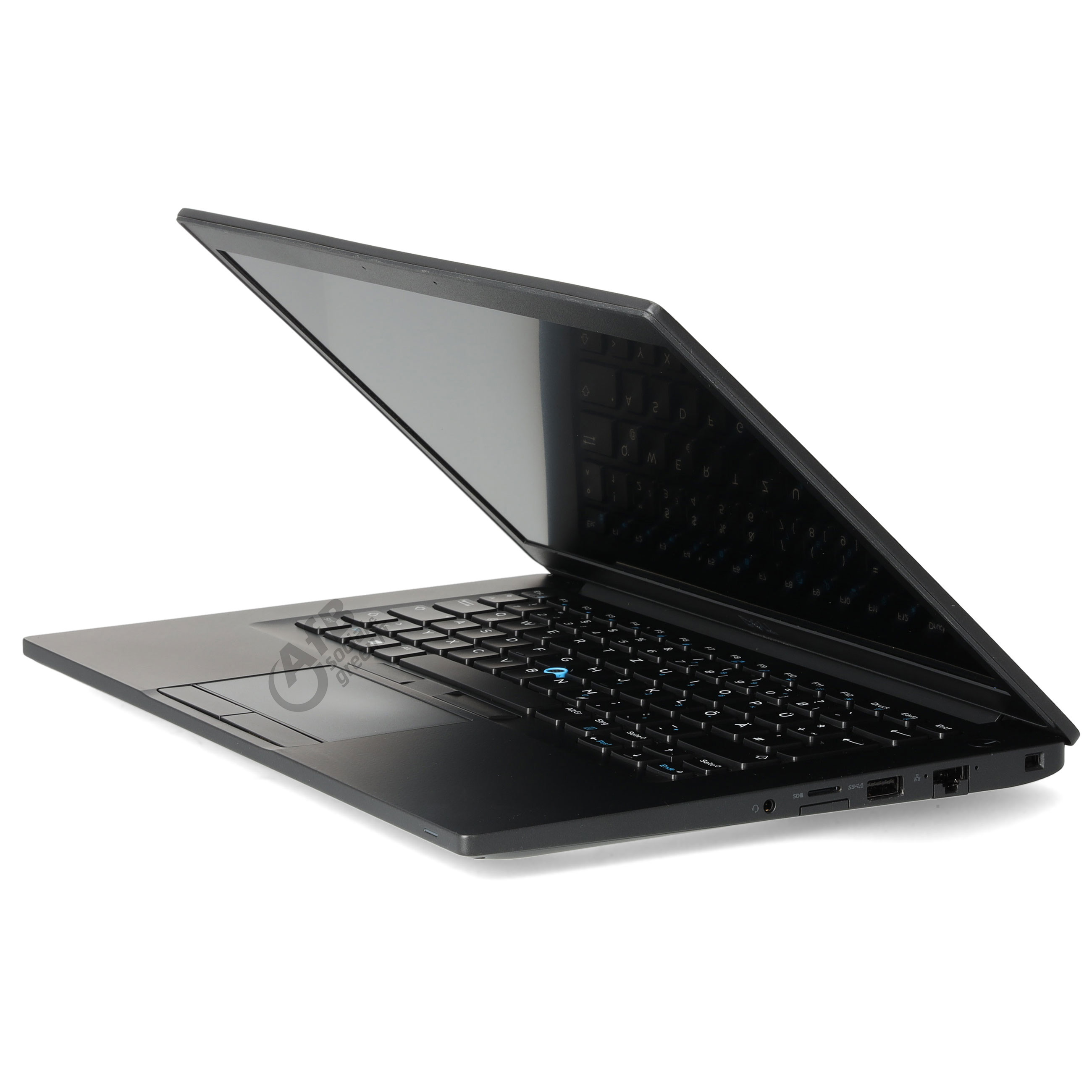 Ein schwarzer Laptop steht auf einer weißen Oberfläche, die Ansicht ist seitlich schräg.