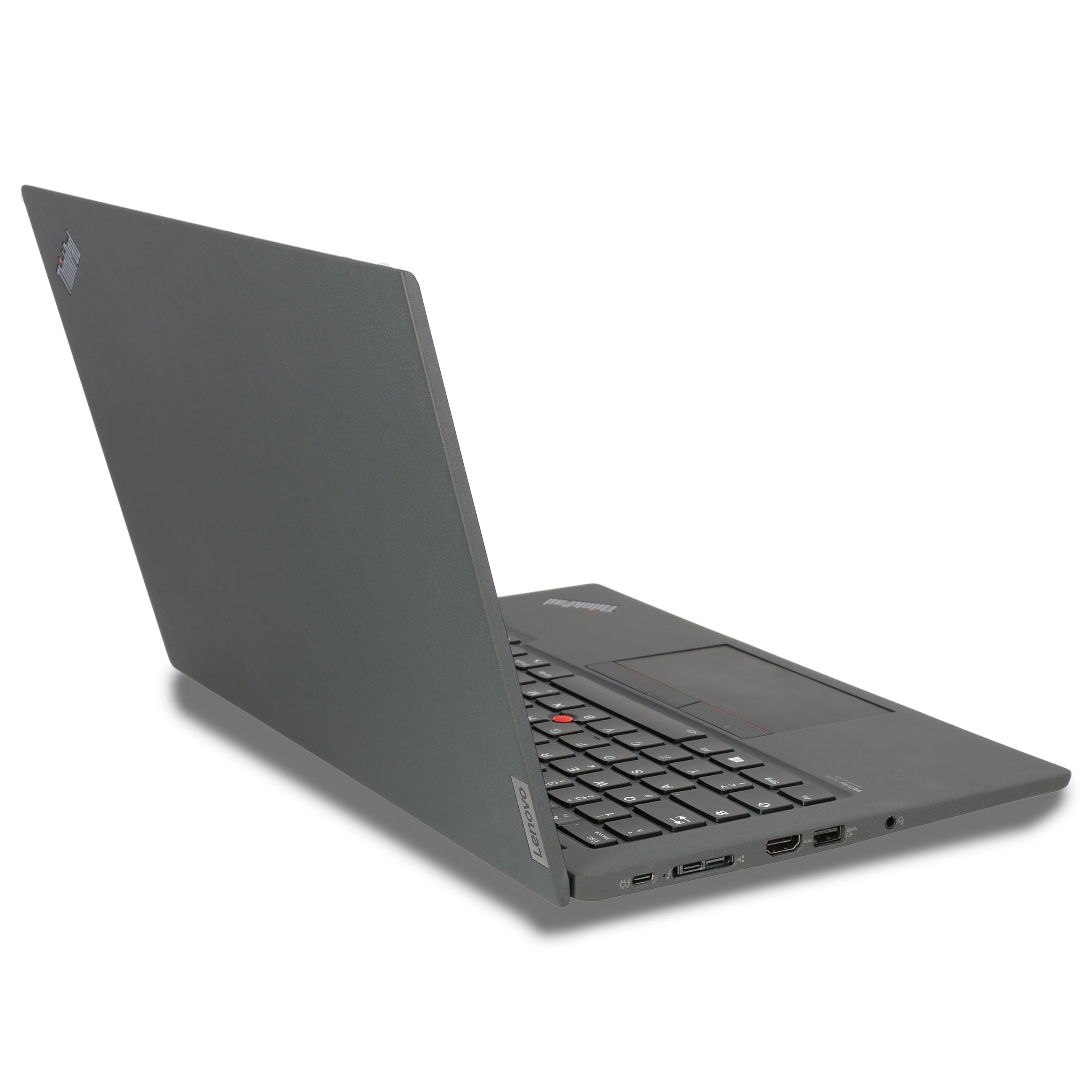 Ein grauer Lenovo-Laptop aus seitlicher Rückansicht mit Tastatur, Anschlüssen und Markenlogo auf weißem Hintergrund.