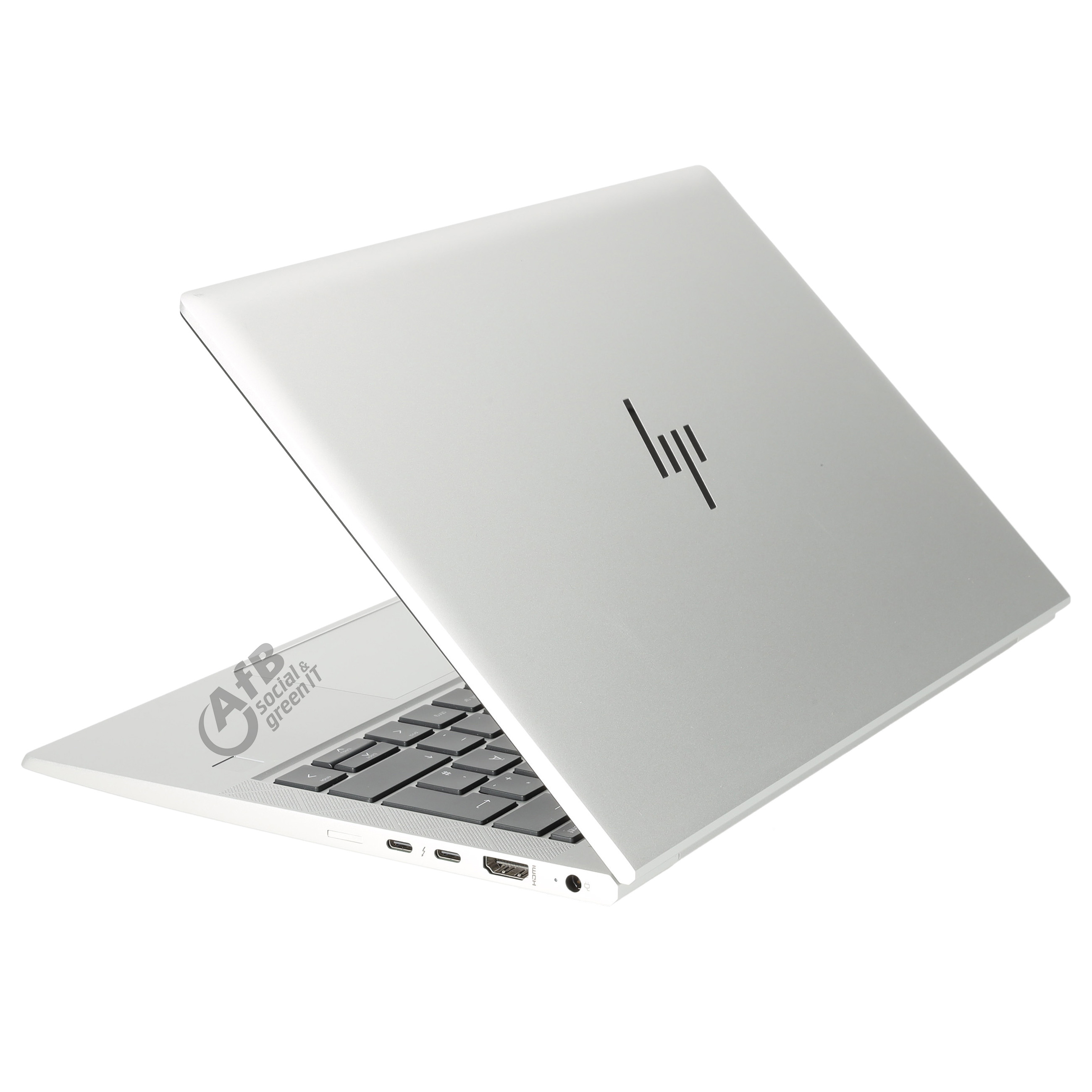 Ein silberner HP Laptop steht halb geöffnet auf weißem Hintergrund, mit Ports an der Seite.