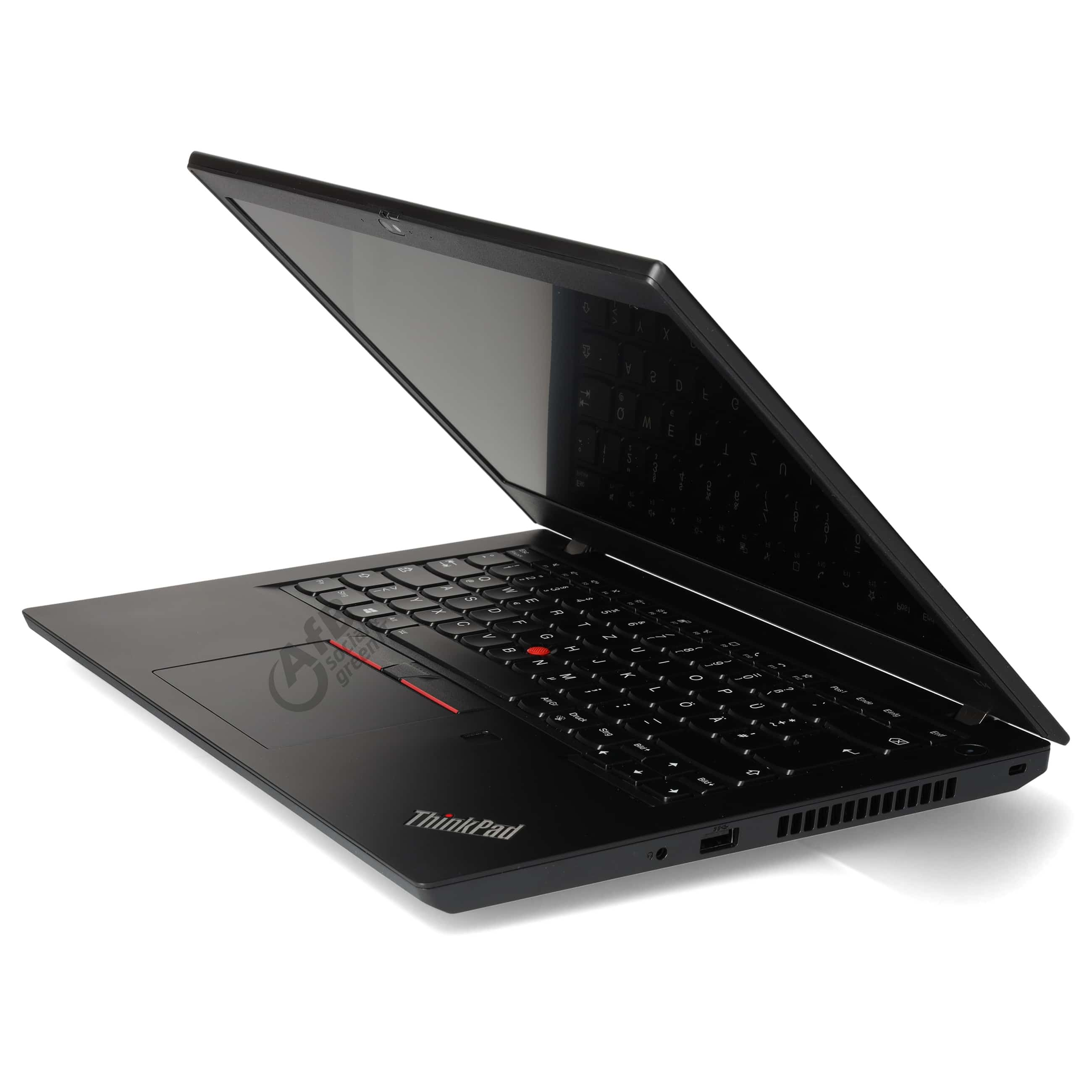 Ein schwarzer ThinkPad-Laptop auf weißem Hintergrund, in Dreiviertelansicht geöffnet.