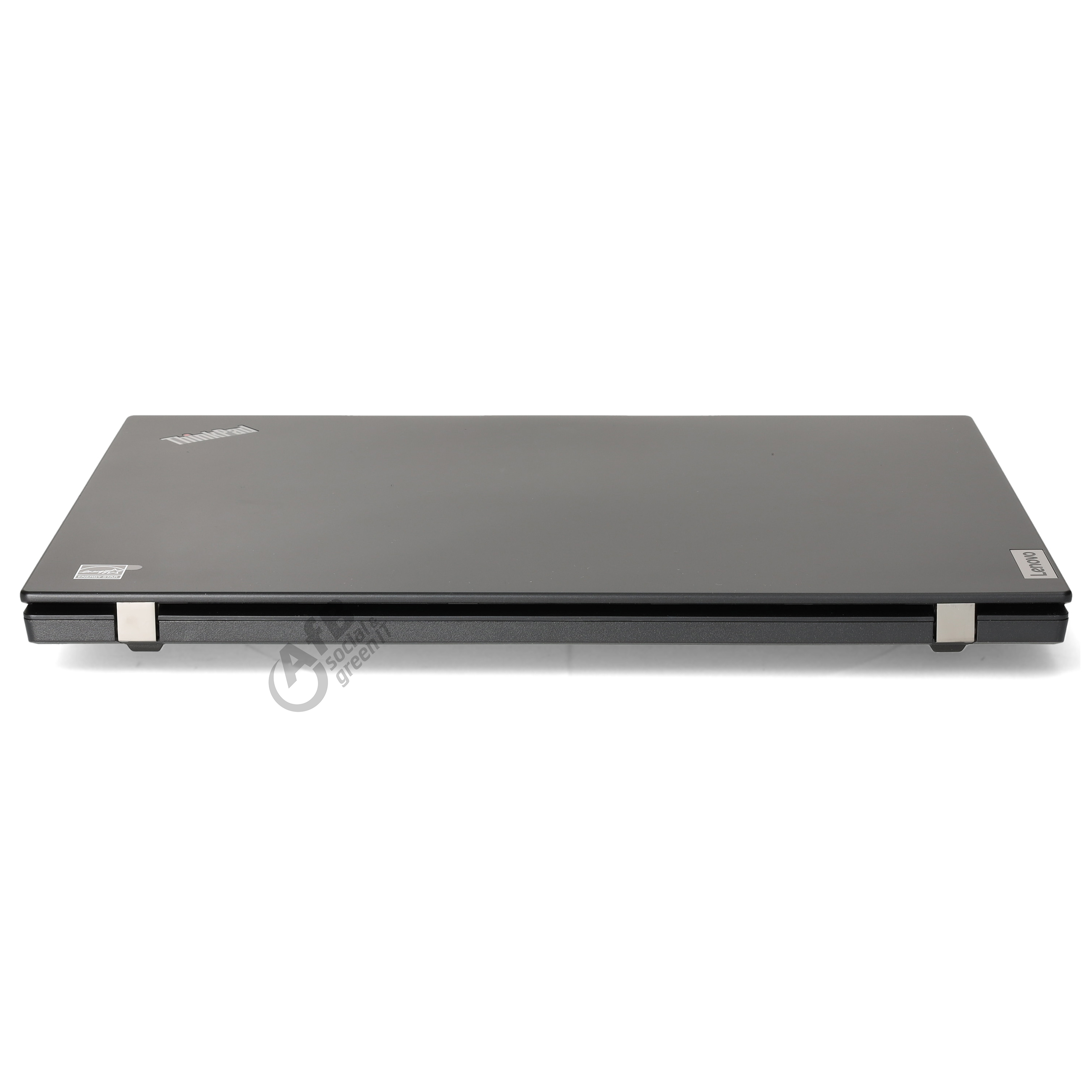 Ein geschlossener schwarzer Lenovo ThinkPad Laptop mit silbernen Scharnieren auf weißem Hintergrund.