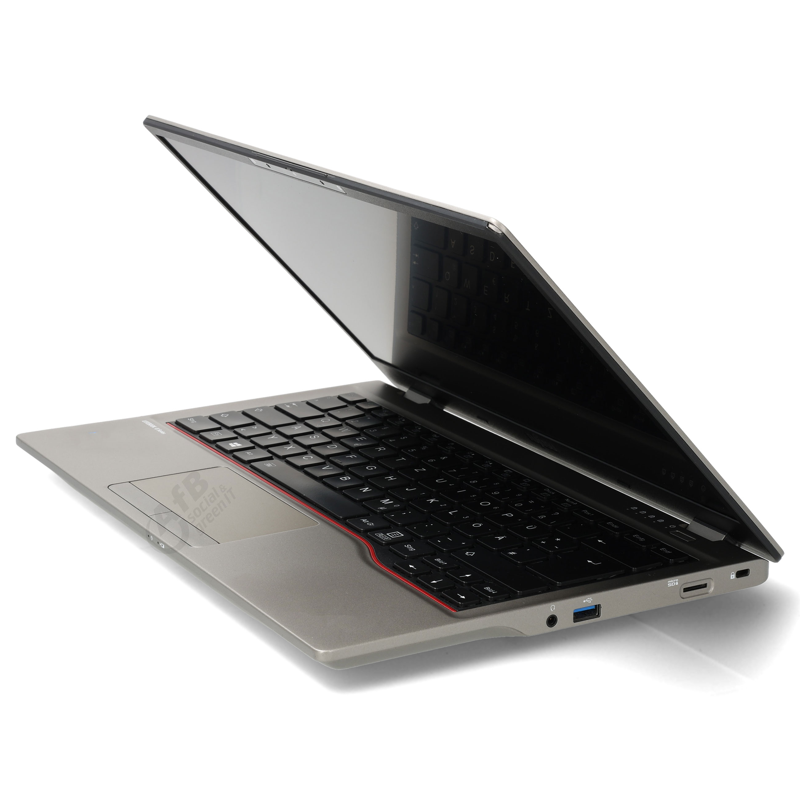 Ein silberner Laptop mit schwarzer Tastatur steht leicht geöffnet auf weißem Hintergrund.