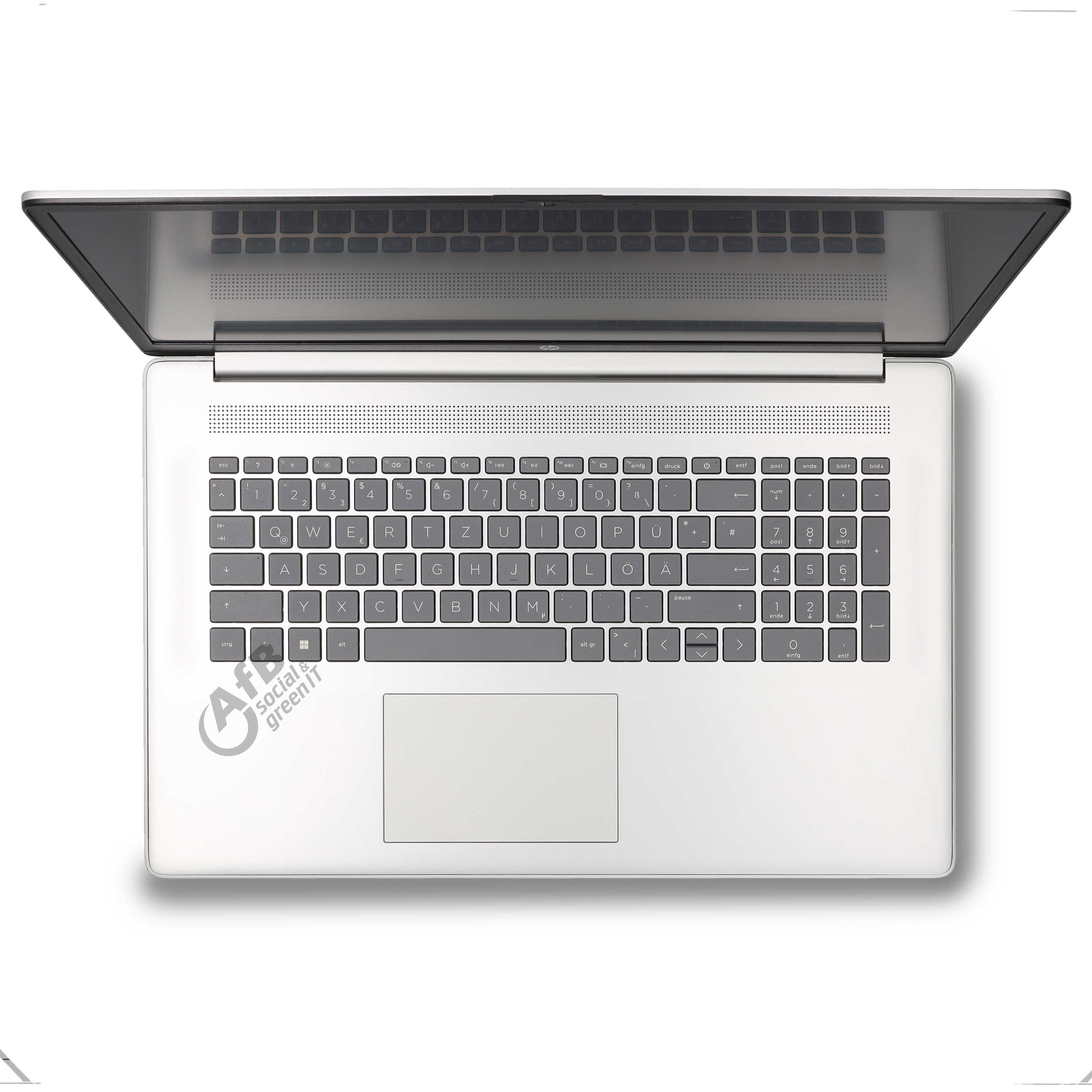 Top-down-Ansicht eines silbernen Laptops mit geöffnetem Bildschirm, deutsche QWERTZ-Tastatur und ein runder Aufkleber.