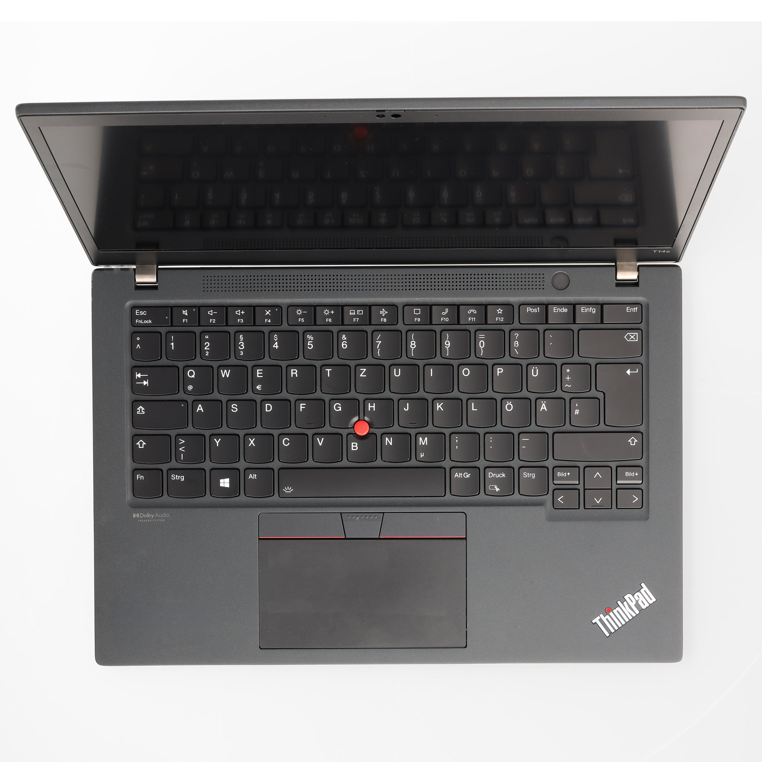 Ansicht von oben eines offenen schwarzen ThinkPad-Laptops mit Tastatur, rotem TrackPoint und Bildschirm auf weißem Grund.