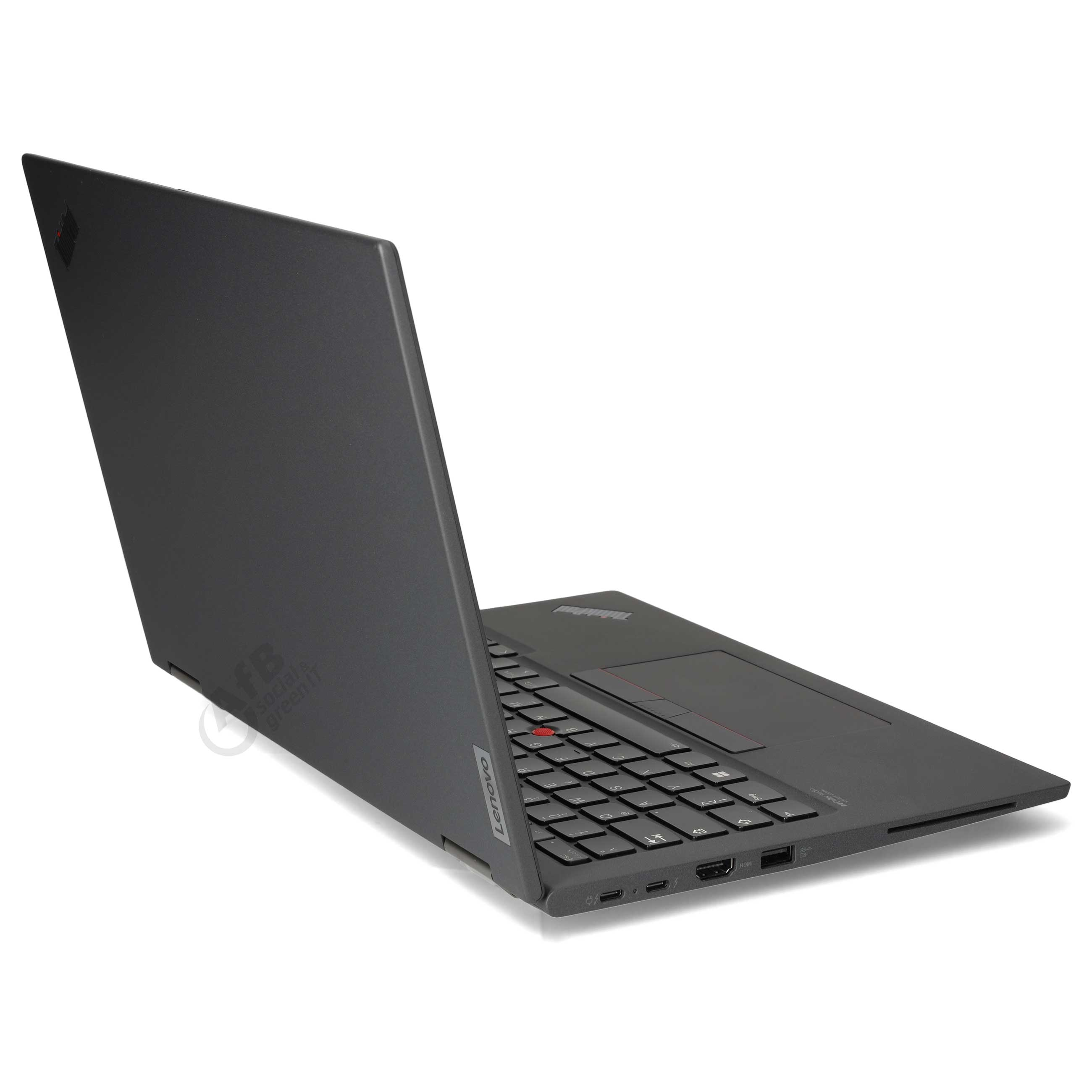 Ein geschlossener schwarzer Lenovo-Laptop steht auf einer weißen Oberfläche mit sichtbaren seitlichen Anschlüssen.
