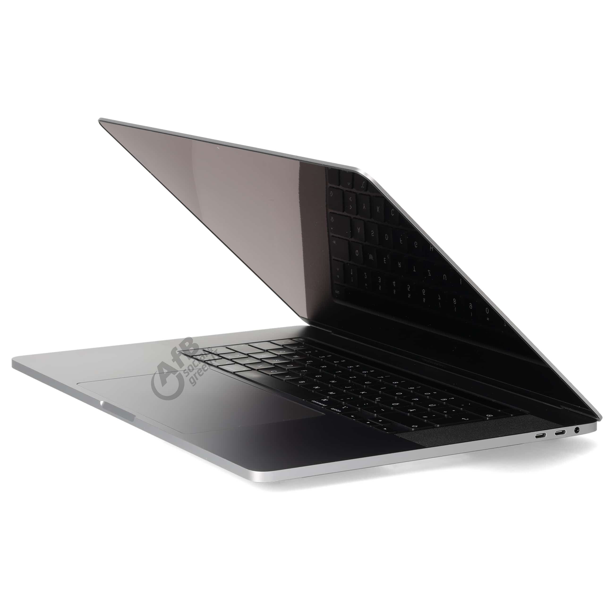 Ein silberner Laptop wird aus einem Seitenwinkel gezeigt, wobei der Bildschirm teilweise geöffnet ist und eine schwarze Tastatur und ein Trackpad enthüllt.