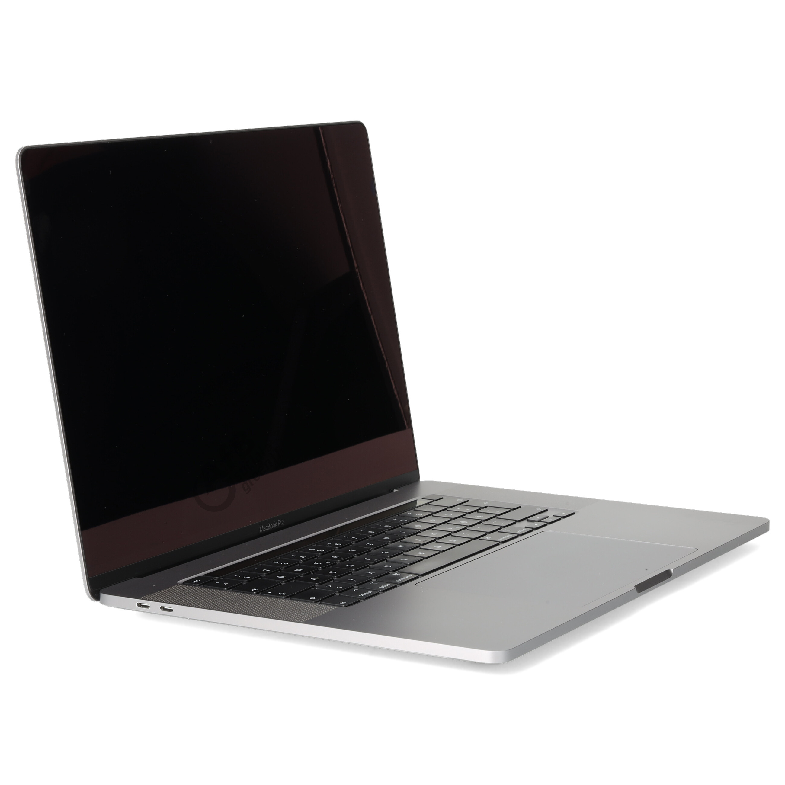 Ein offener silberner Laptop mit schwarzem Bildschirm und Tastatur, seitlich auf weißem Hintergrund.