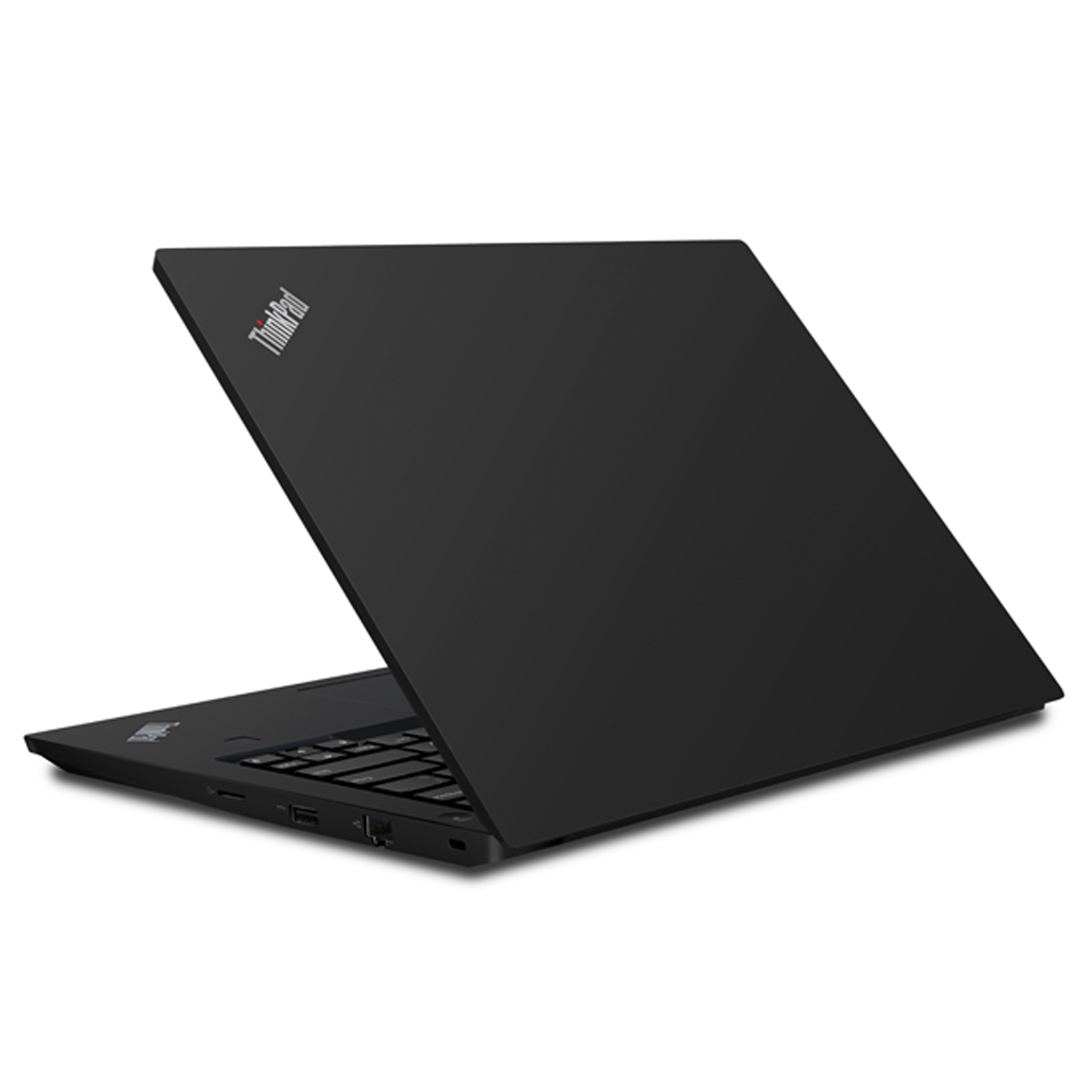 Ein geschlossener schwarzer ThinkPad-Laptop steht auf einer weissen Oberflaeche mit sichtbaren Anschluessen.