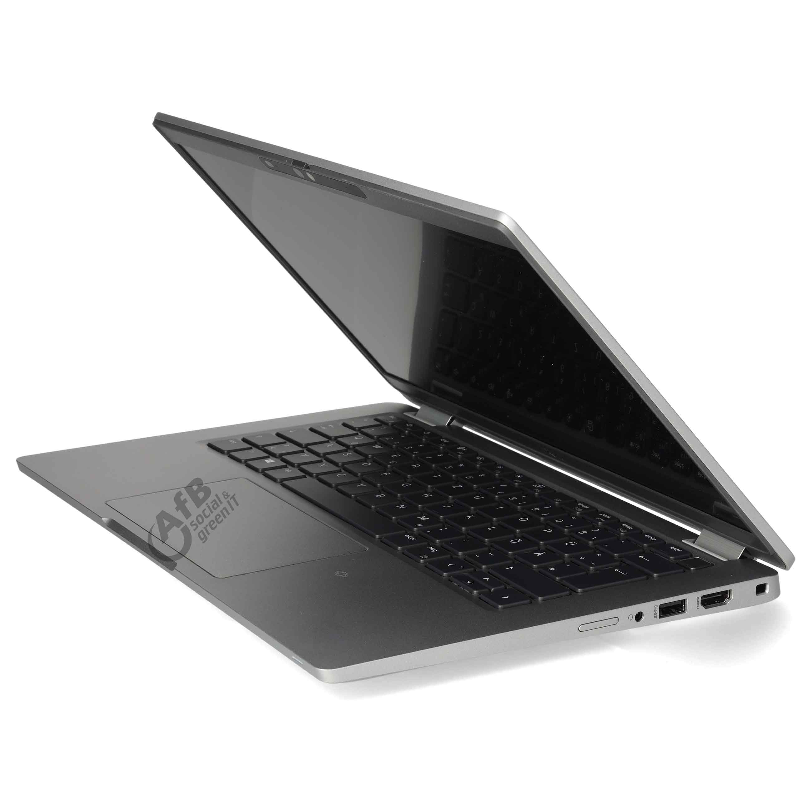 Ein offener, silberner Laptop steht auf weißem Hintergrund mit schwarzer Tastatur und Logo auf dem Touchpad.