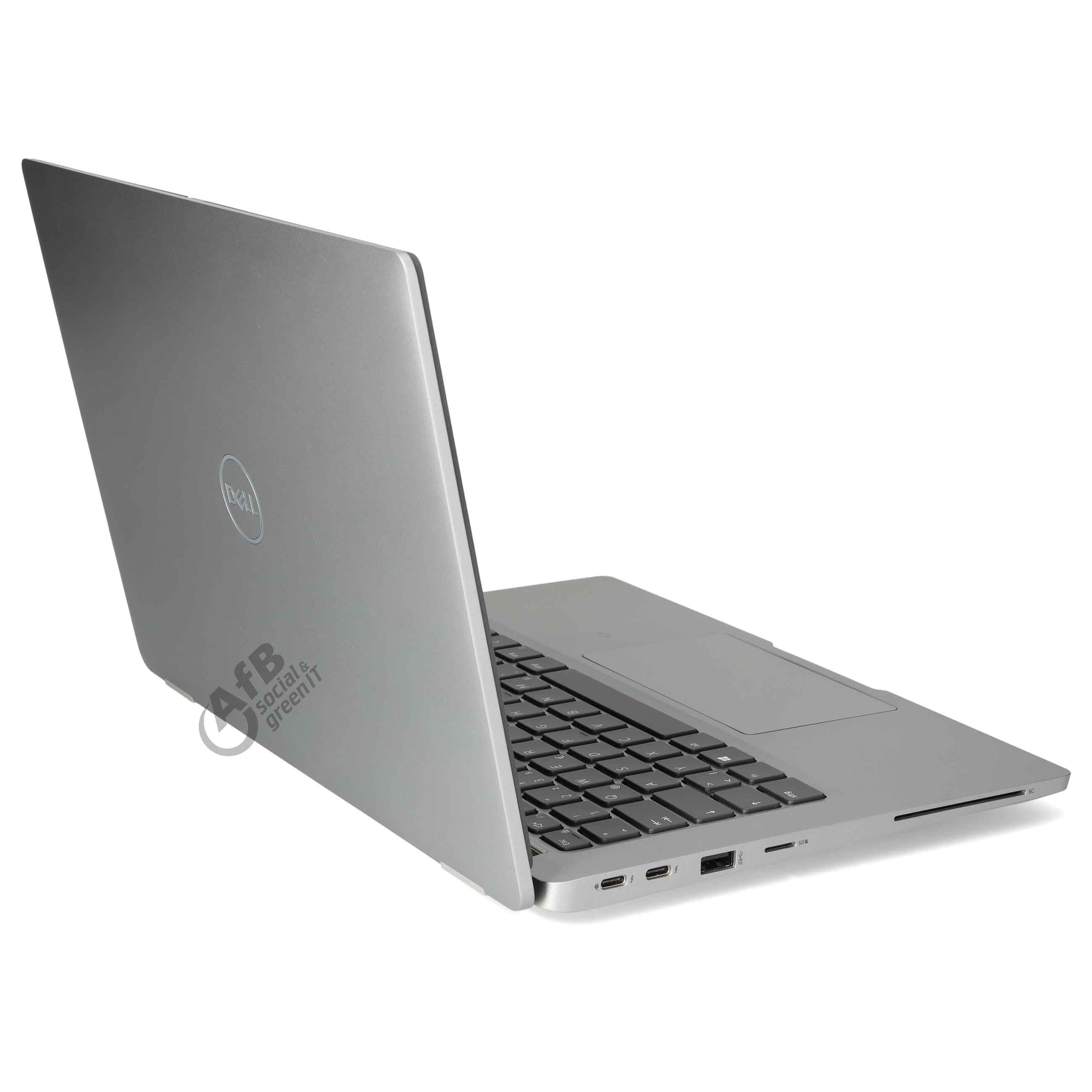 Ein silberner Dell Laptop steht schräg auf weißem Hintergrund, mit sichtbaren Anschlüssen und Logo auf dem Deckel.