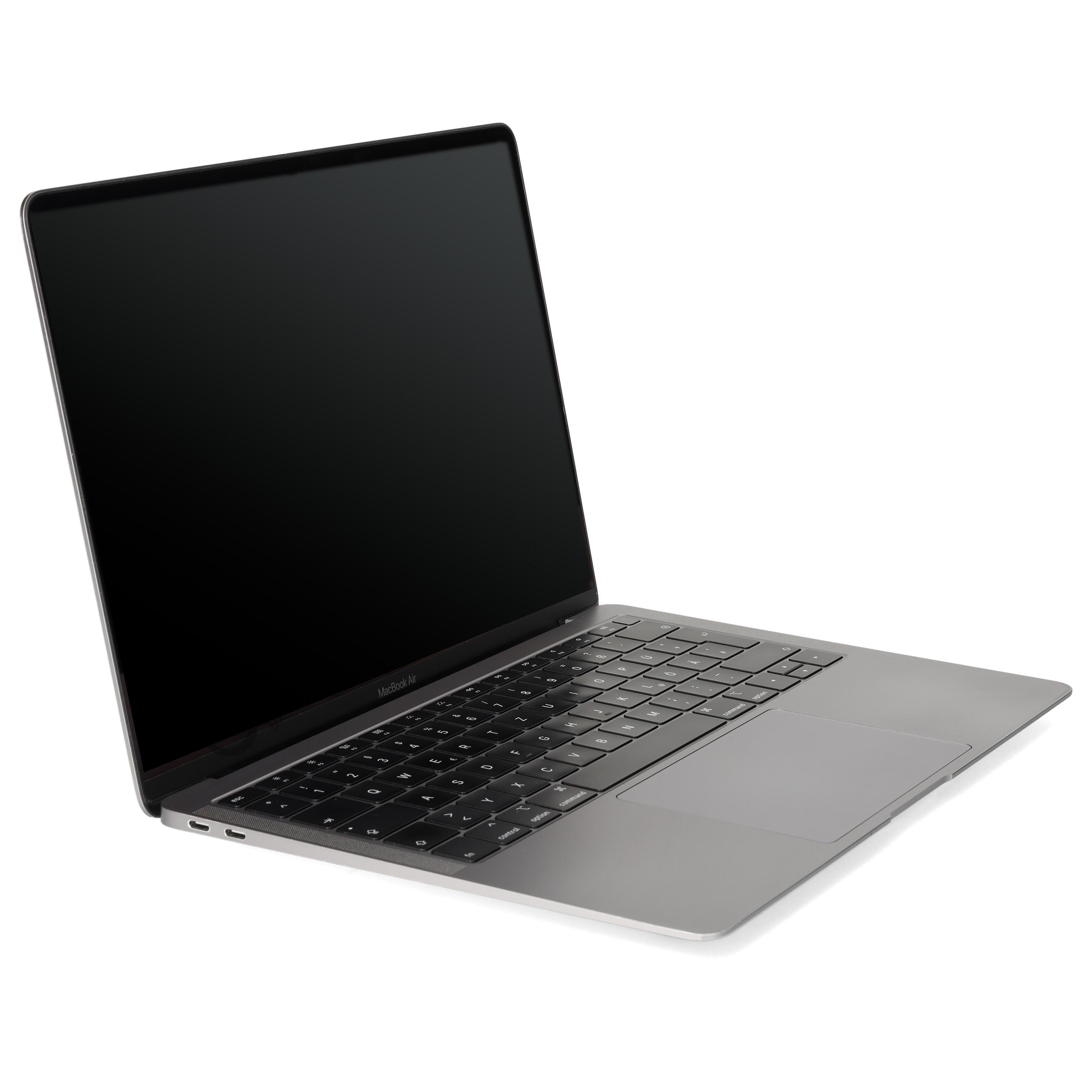 Ein offener, grauer Laptop mit schwarzem Bildschirm steht schräg auf weißem Hintergrund.