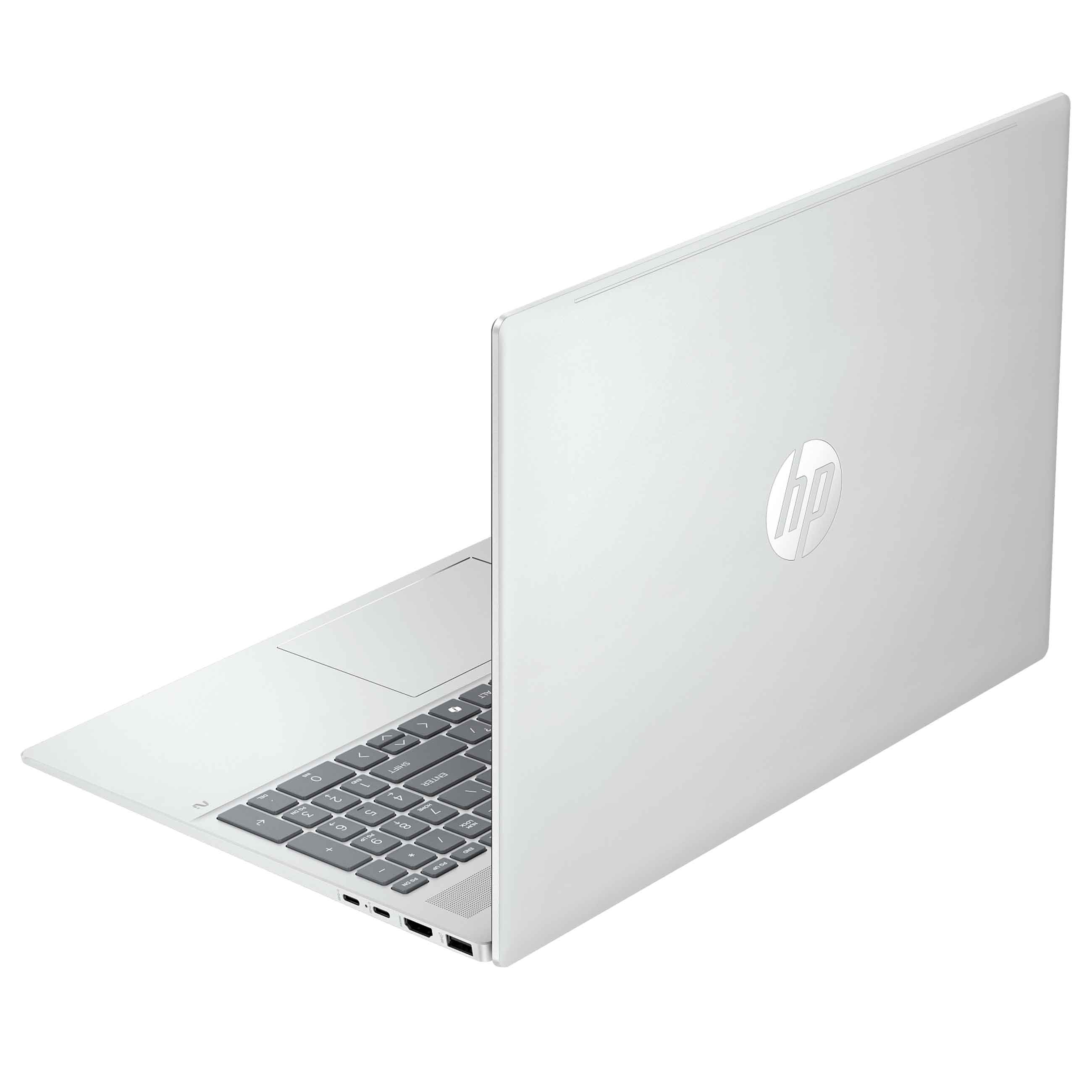 Ein silberner HP Laptop steht leicht geöffnet auf weißem Hintergrund, man sieht die Tastatur und das Logo.