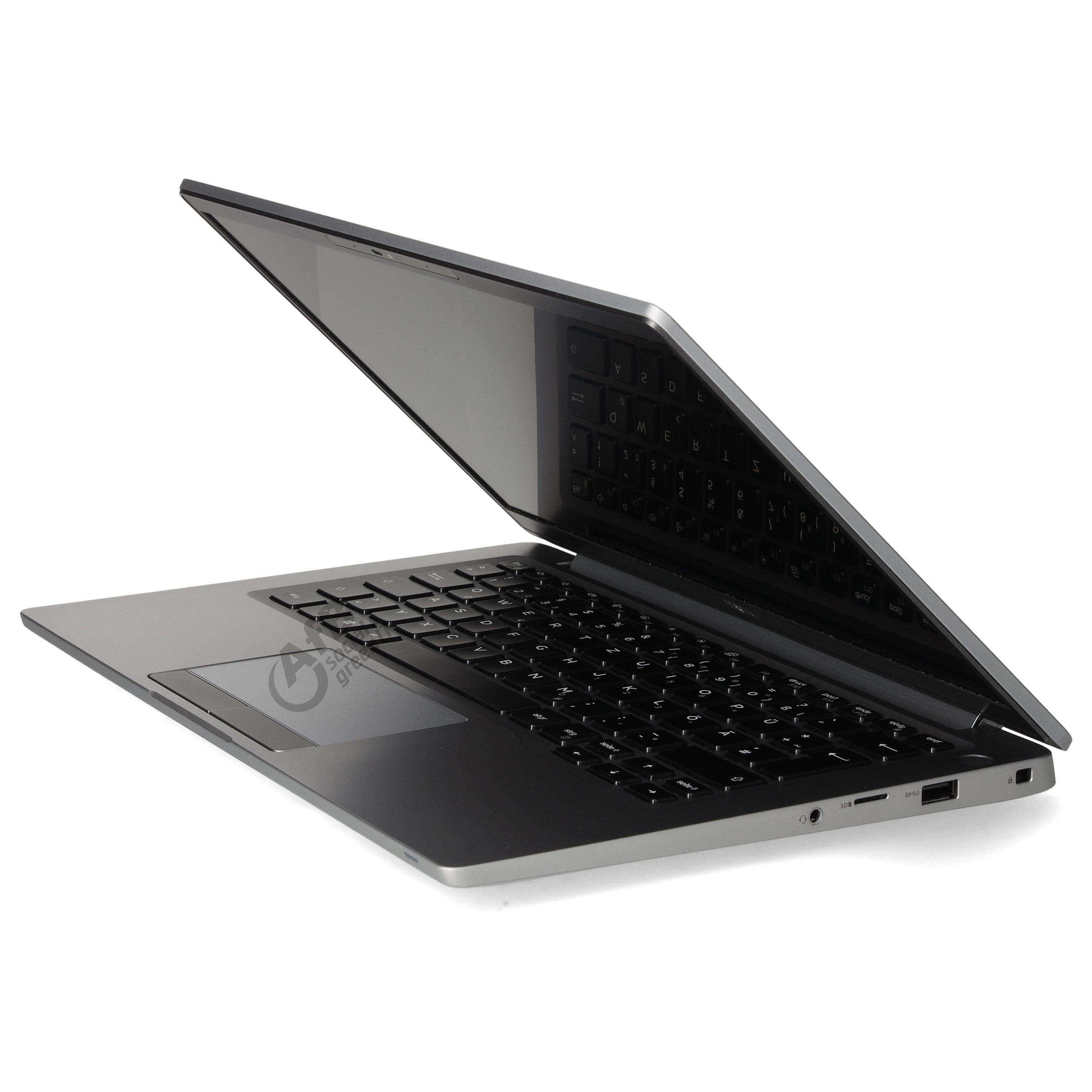 Ein offener, grauer Laptop in Nahaufnahme vor einem weißen Hintergrund.