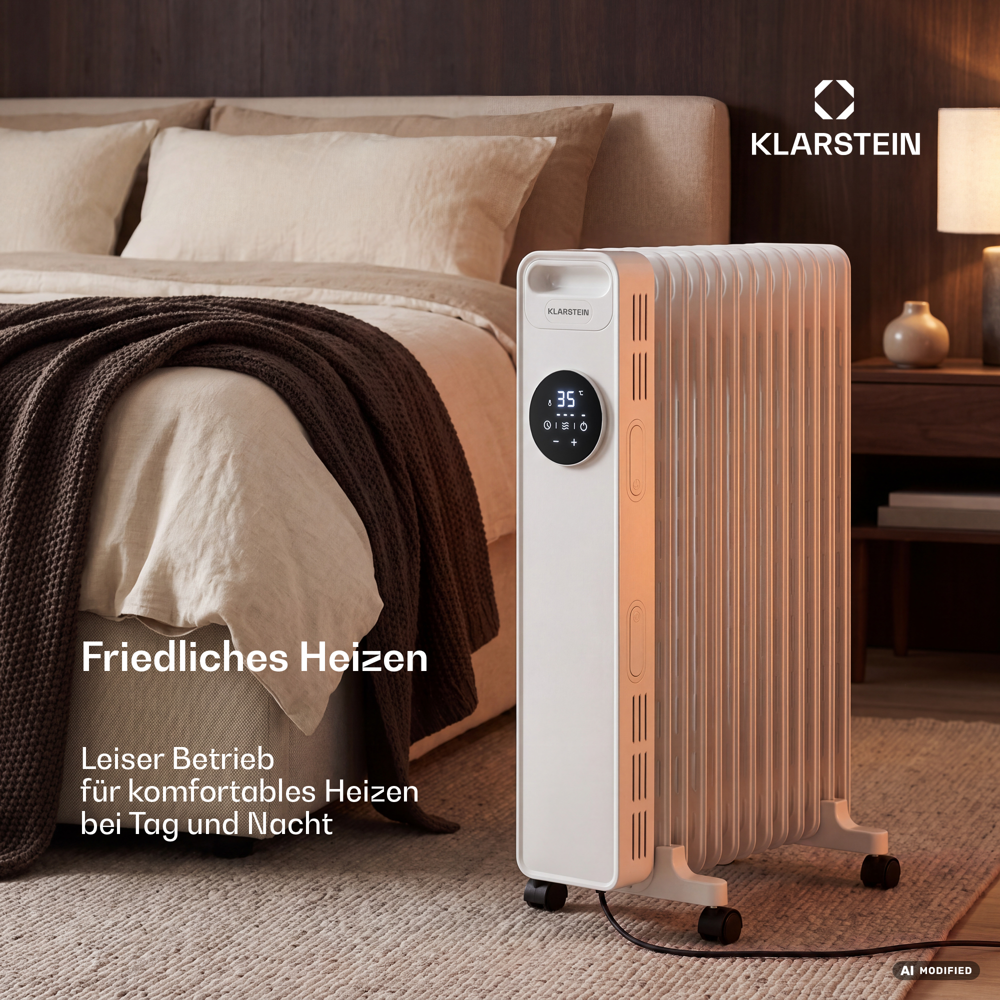 Ein weißer Klarstein Radiator steht in einem gemütlichen Schlafzimmer neben einem Bett mit brauner Decke.