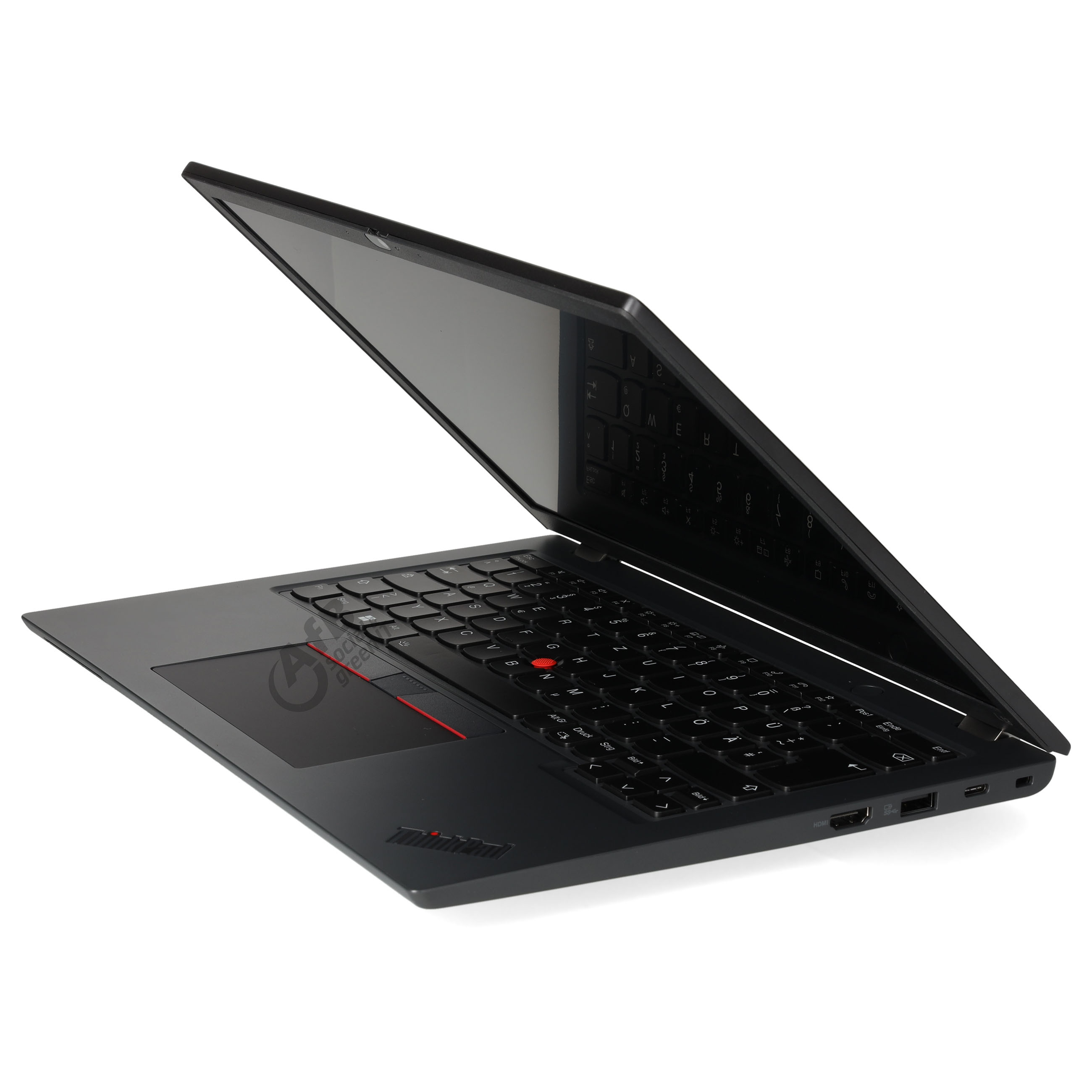 Ein schwarzes Laptop von der Seite gesehen, leicht geöffnet, zeigt Tastatur, Touchpad und Anschlüsse auf weißem Grund.