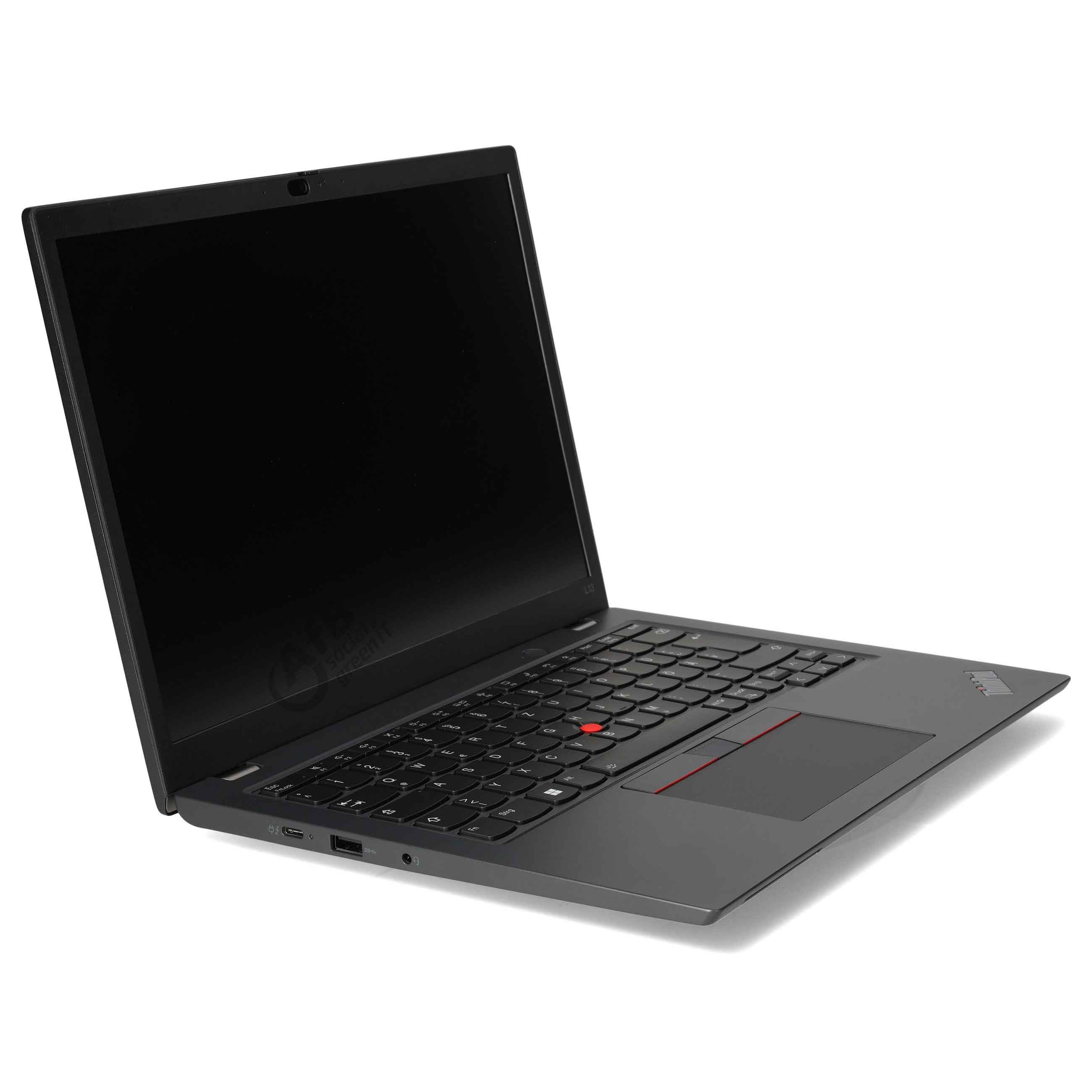 Ein offener schwarzer Laptop steht auf weißem Hintergrund, mit Tastatur, rotem Trackpoint und schwarzem Bildschirm.