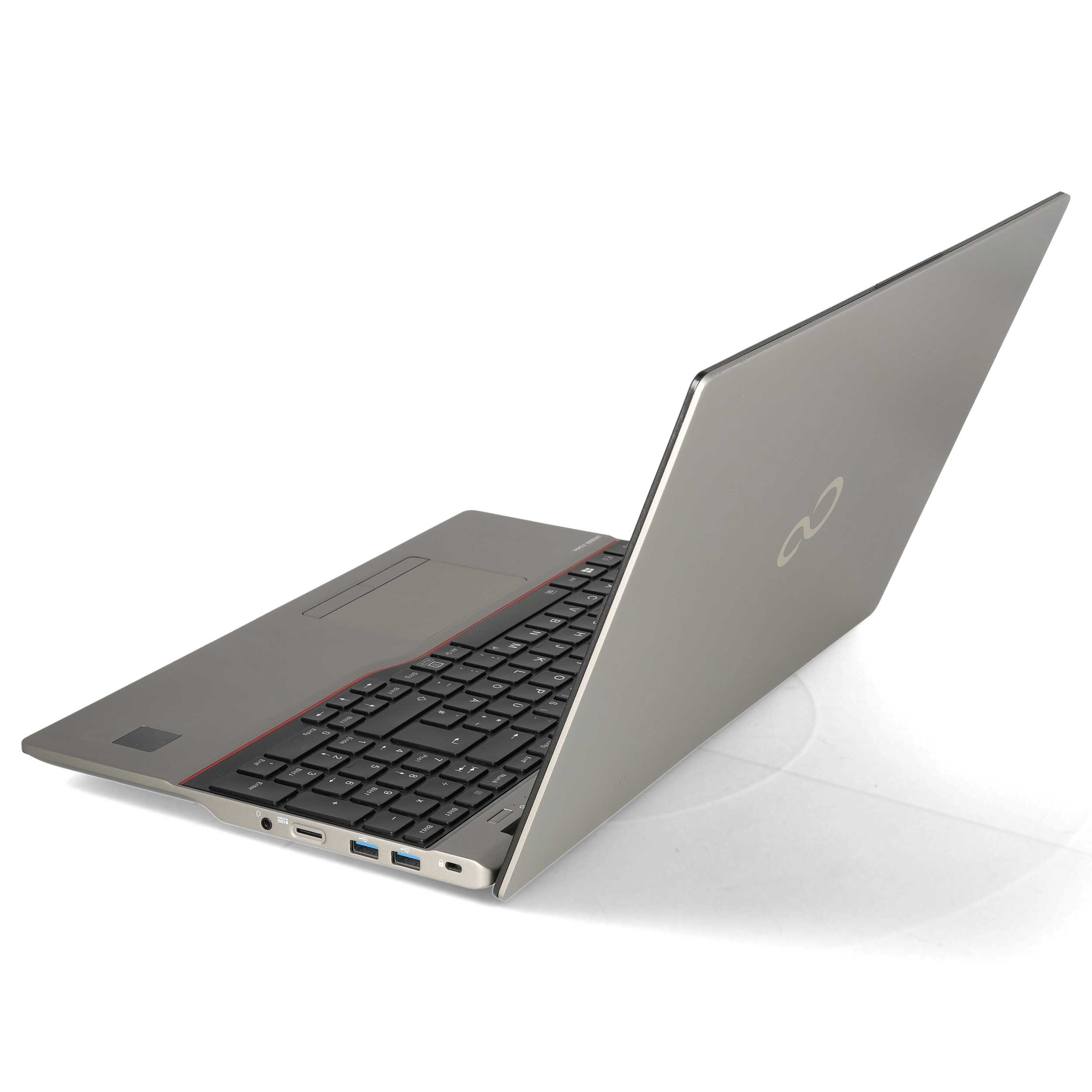 Ein grauer Laptop steht halb geöffnet auf weißem Hintergrund, seitlich zeigt er Anschlüsse und die Tastatur.