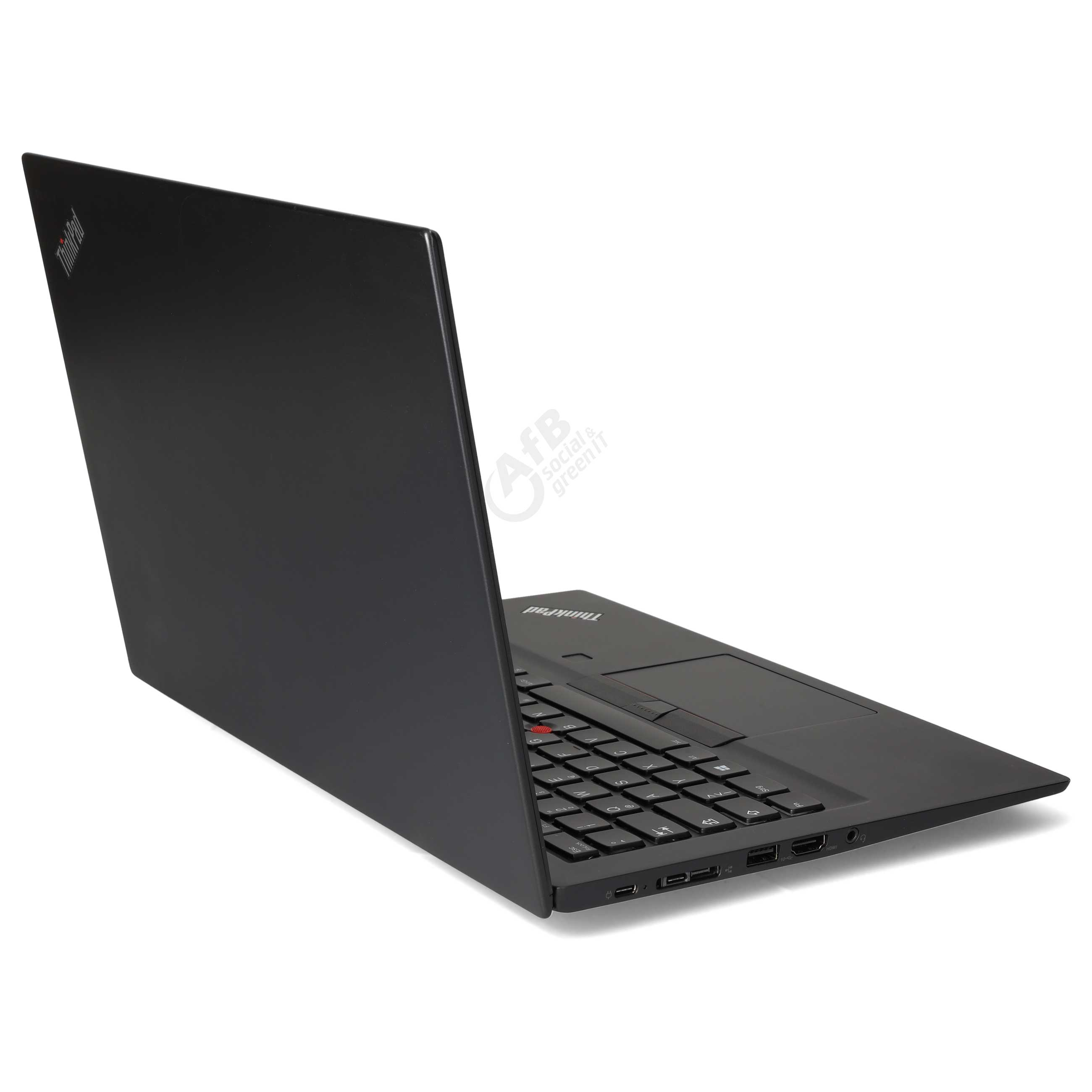Ein schwarzer Laptop steht leicht gedreht auf einer weißen Oberfläche, die rechte Seite zeigt Anschlüsse.