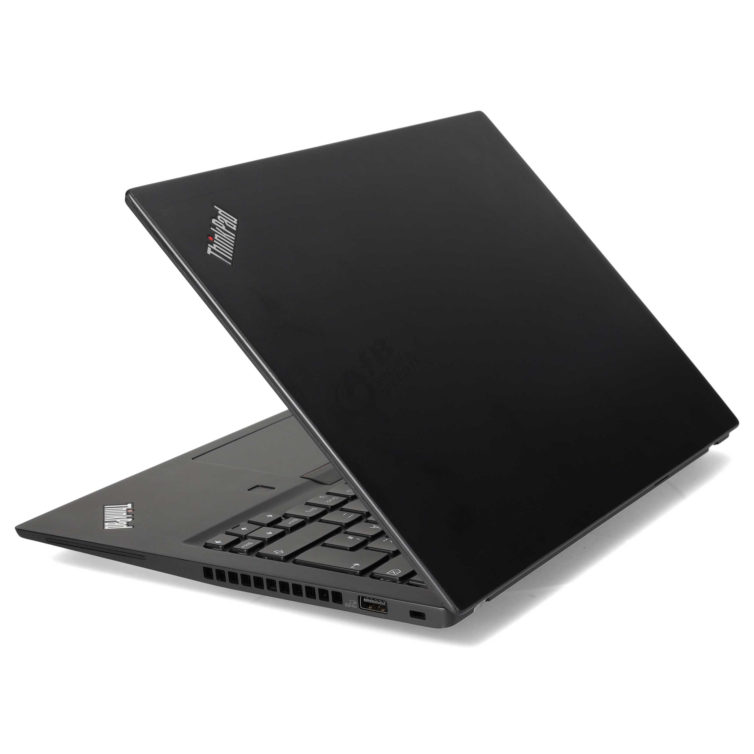 Ein geschlossener schwarzer Lenovo ThinkPad Laptop auf einer weissen Oberflaeche mit sichtbaren Anschluessen.