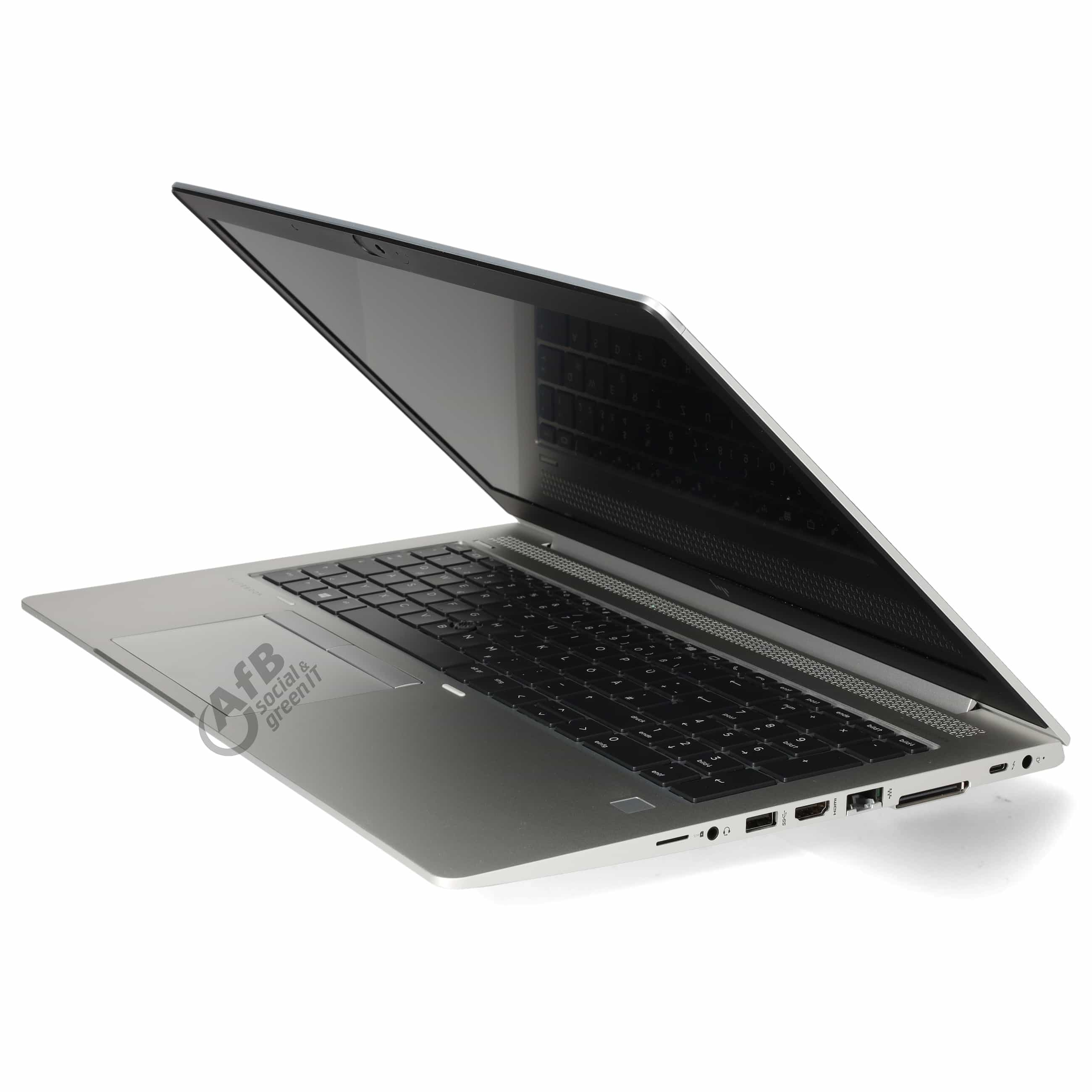 Silberner Laptop im Profil auf weißem Hintergrund mit schwarzer Tastatur und verschiedenen Anschlüssen an der Seite.