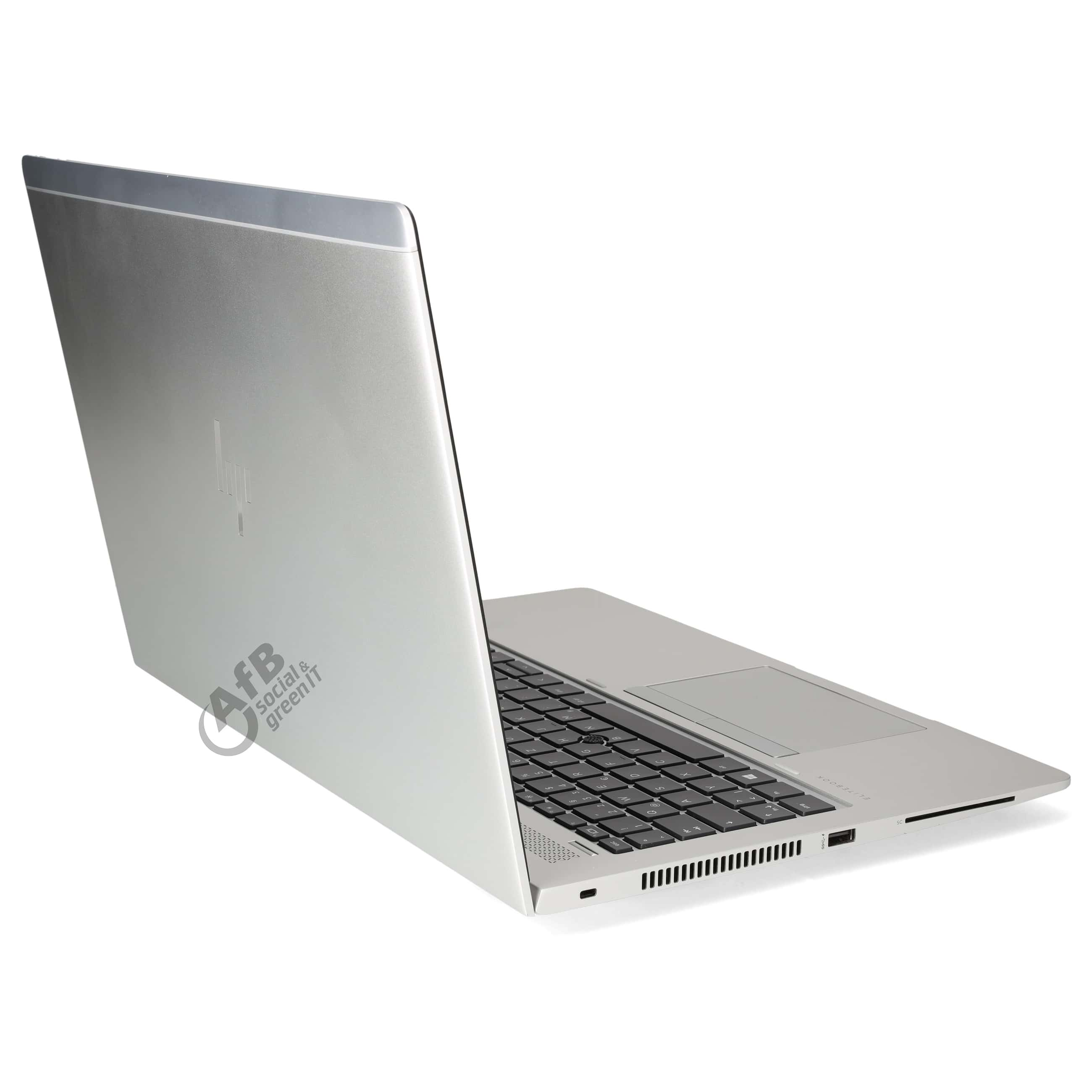Ein silberner Laptop, schräg von hinten fotografiert, mit schwarzer Tastatur und einem AfB-Logo auf dem Deckel.