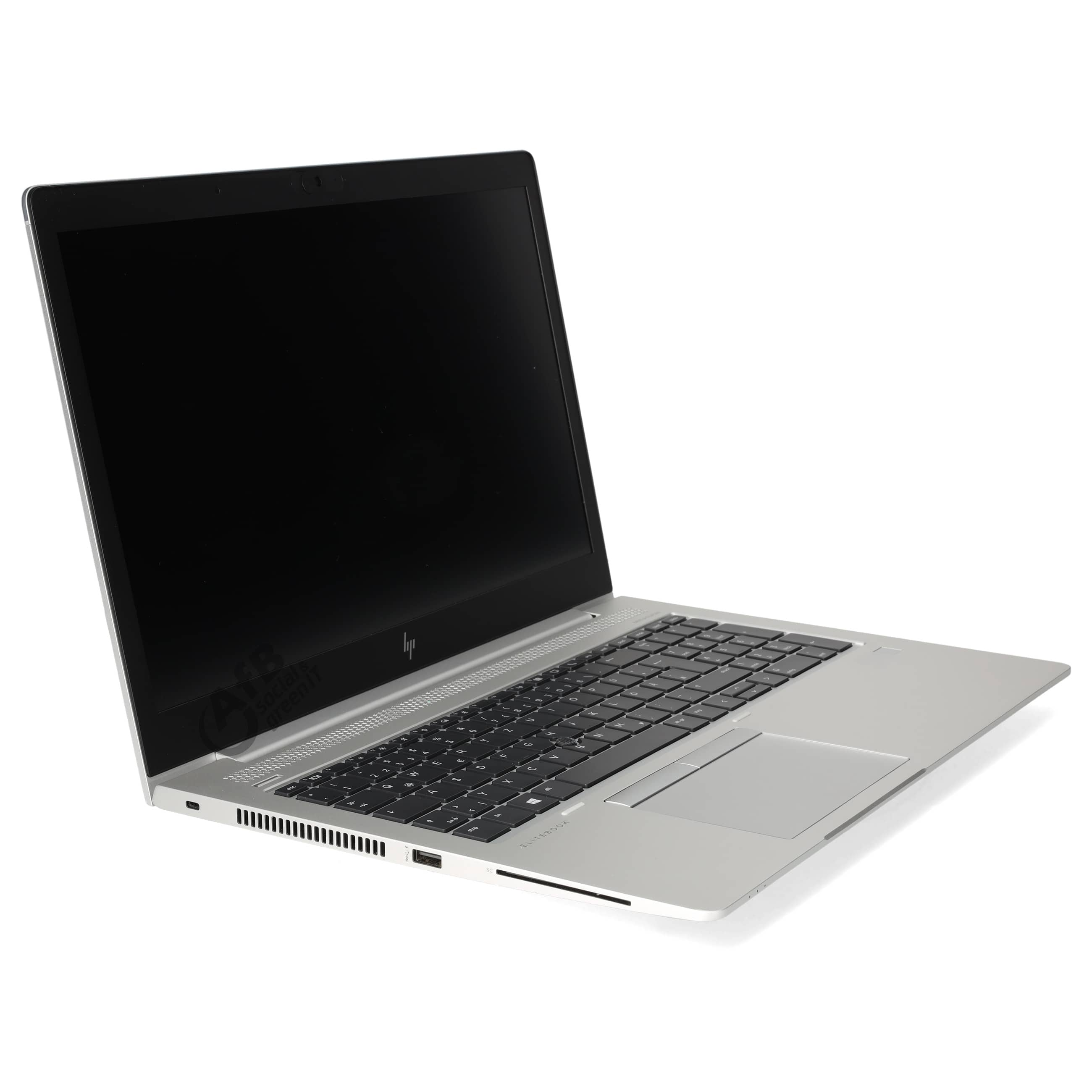 Ein silberner Laptop mit schwarzer Tastatur und ausgeschaltetem Bildschirm steht leicht angewinkelt auf weißem Grund.