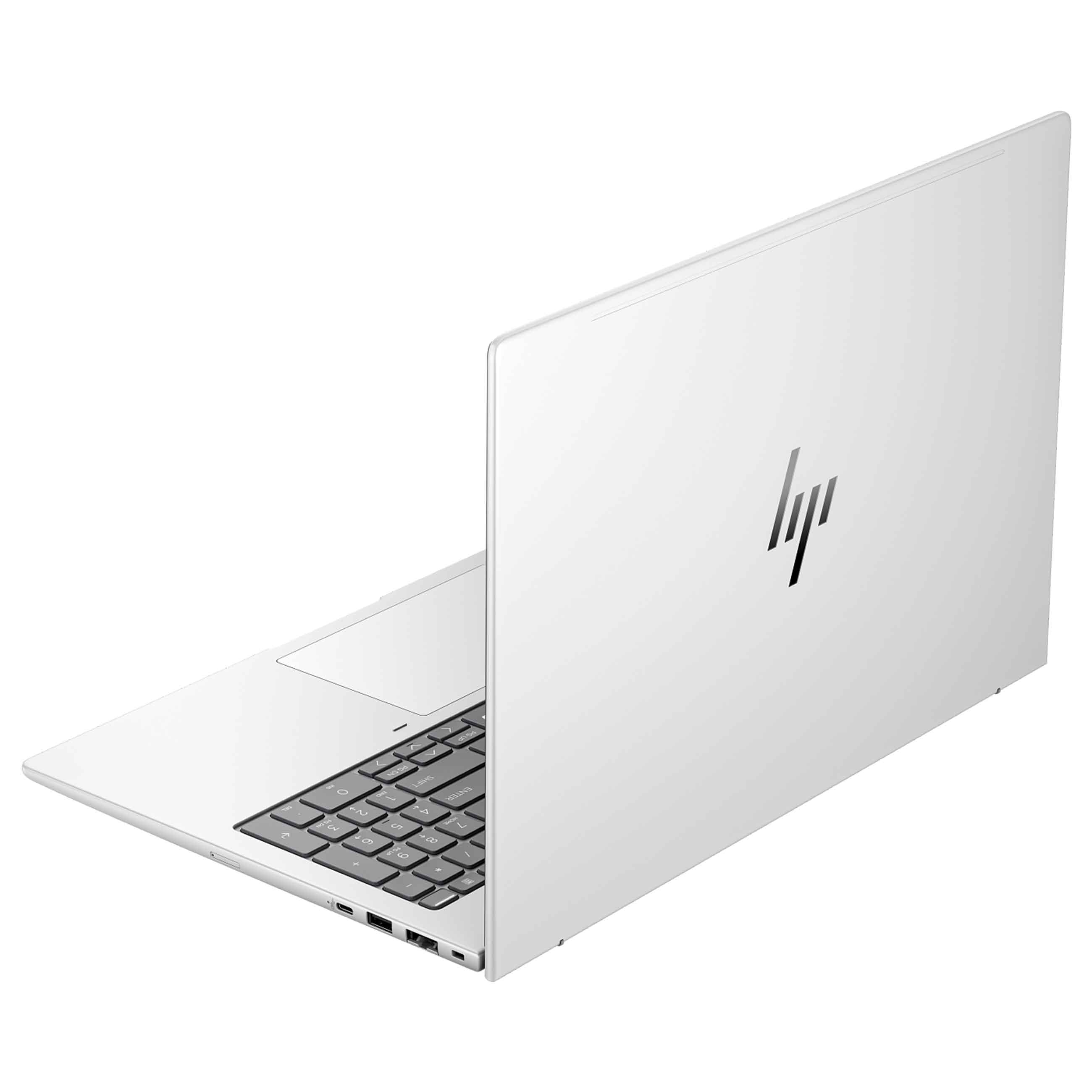 Ein silberner Laptop mit geschlossenem Bildschirm steht auf einer weißen Oberfläche, die Tastatur und Anschlüsse sind sichtbar.
