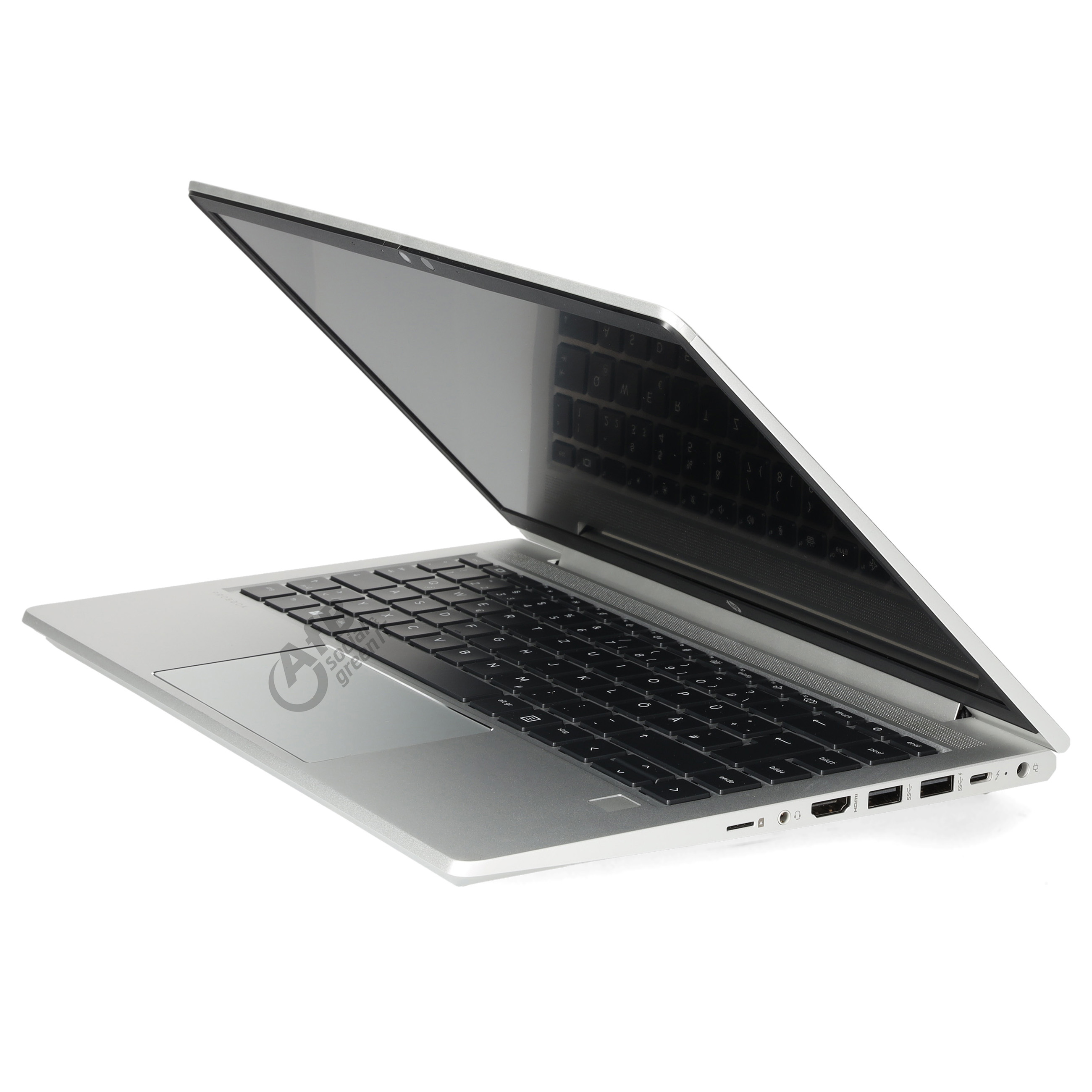 Ein silberner Laptop ist auf einem weißen Hintergrund von der Seite zu sehen, der Bildschirm leicht geöffnet.