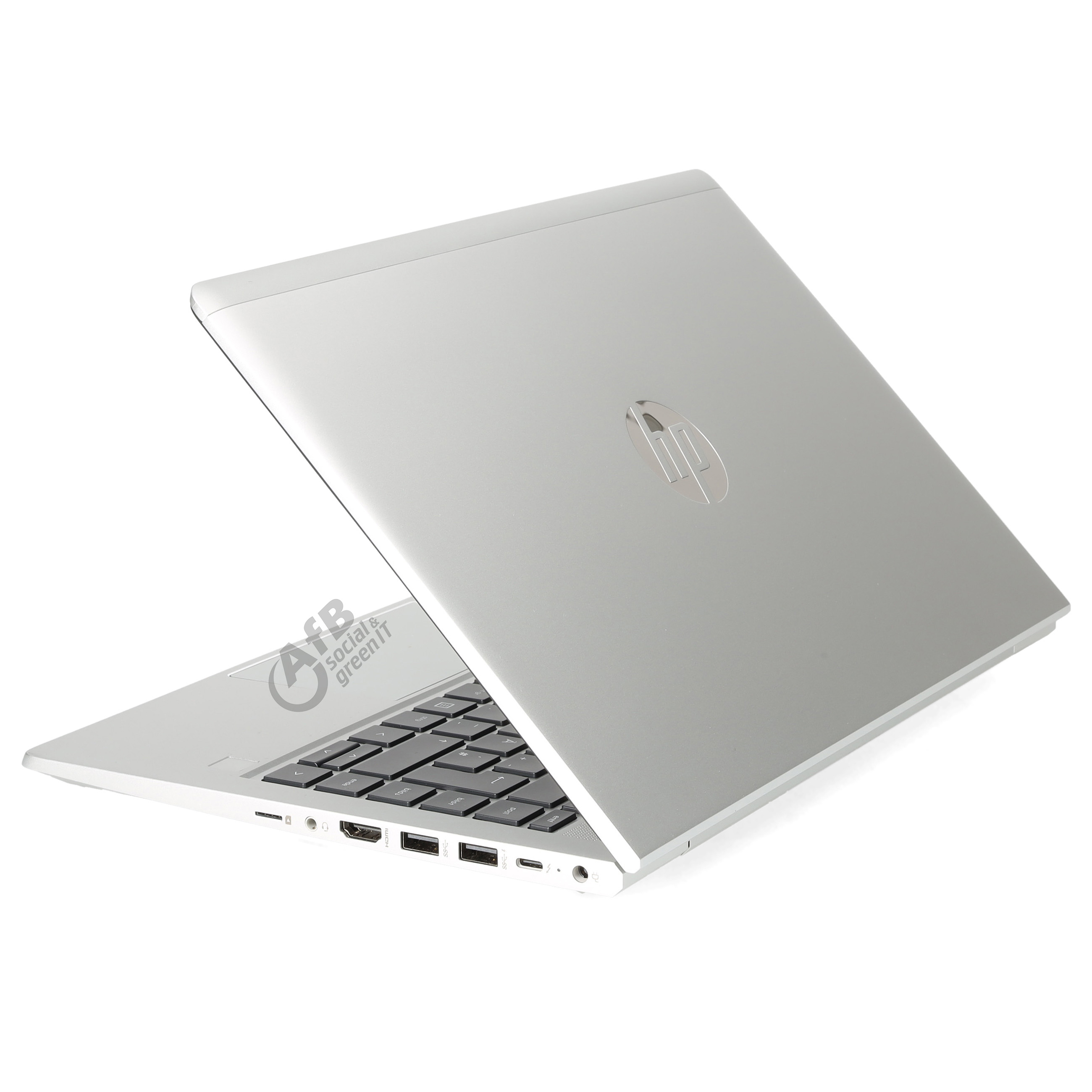 Ein silberner HP-Laptop steht auf einer weißen Oberfläche. Man sieht die Außenseite, Tastatur und Anschlüsse.