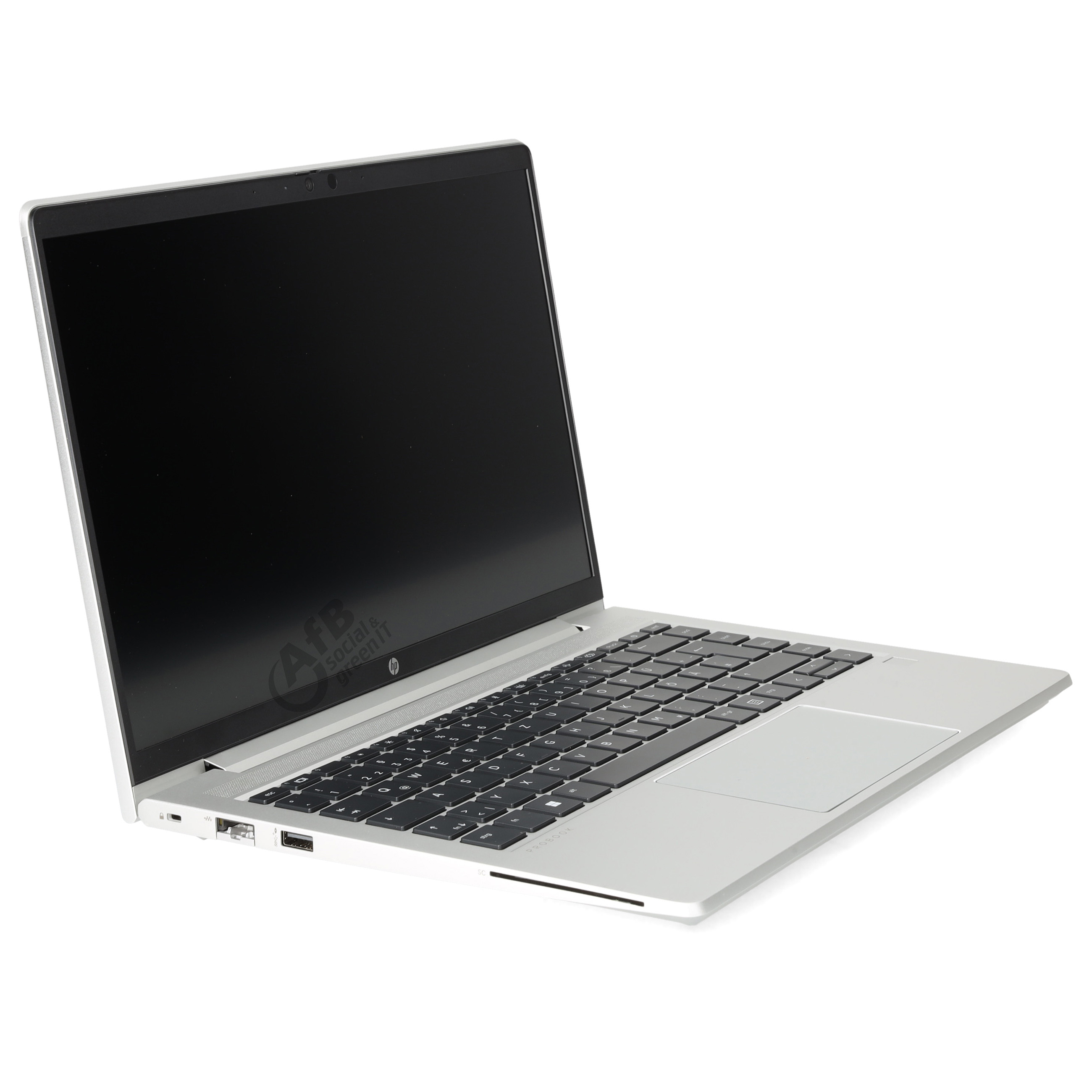 Ein silberner Laptop mit schwarzem Bildschirm und geöffneter Tastatur steht auf weißem Grund.