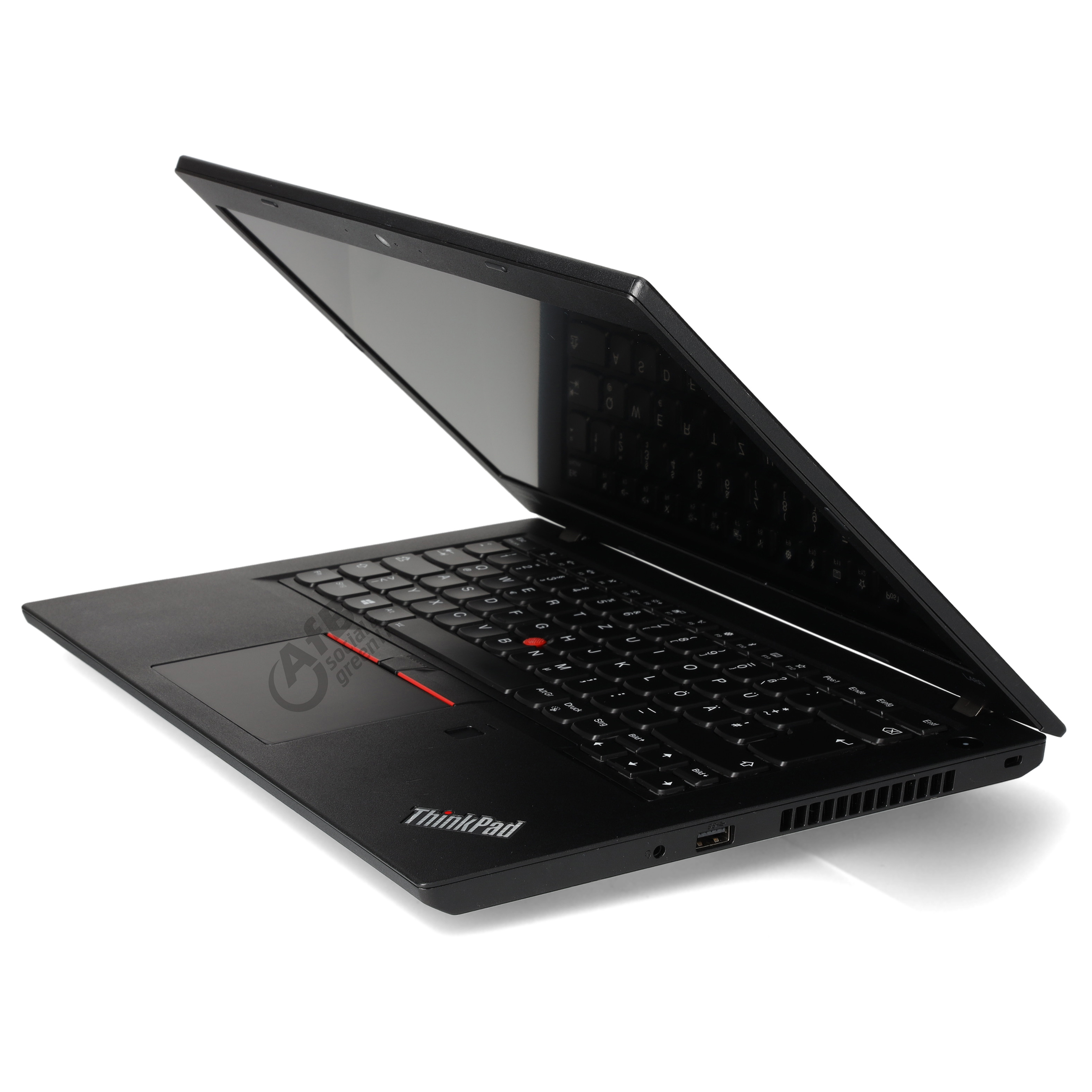 Ein offener schwarzer ThinkPad-Laptop im Seitenwinkel vor weißem Hintergrund.