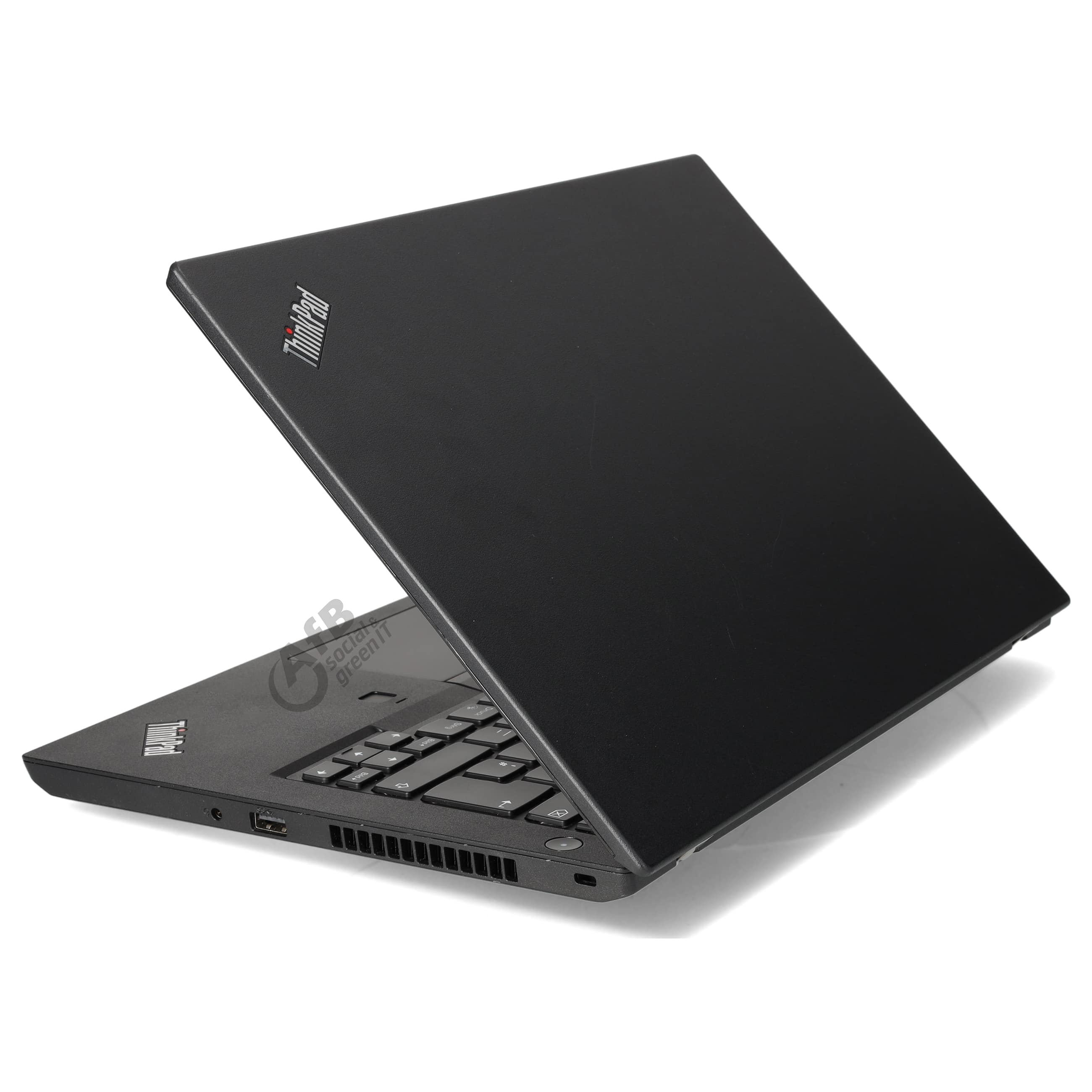 Ein schwarzer ThinkPad-Laptop von der Seite und hinten, mit geschlossenem Deckel und Tastatur auf weißem Hintergrund.