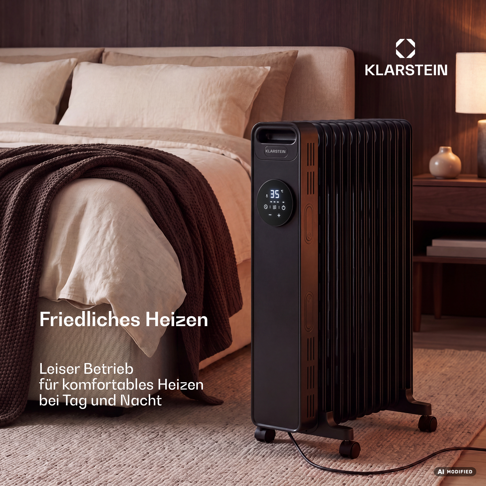 Ein schwarzer Klarstein-Ölradiator steht in einem gemütlichen Schlafzimmer vor einem gemachten Bett.