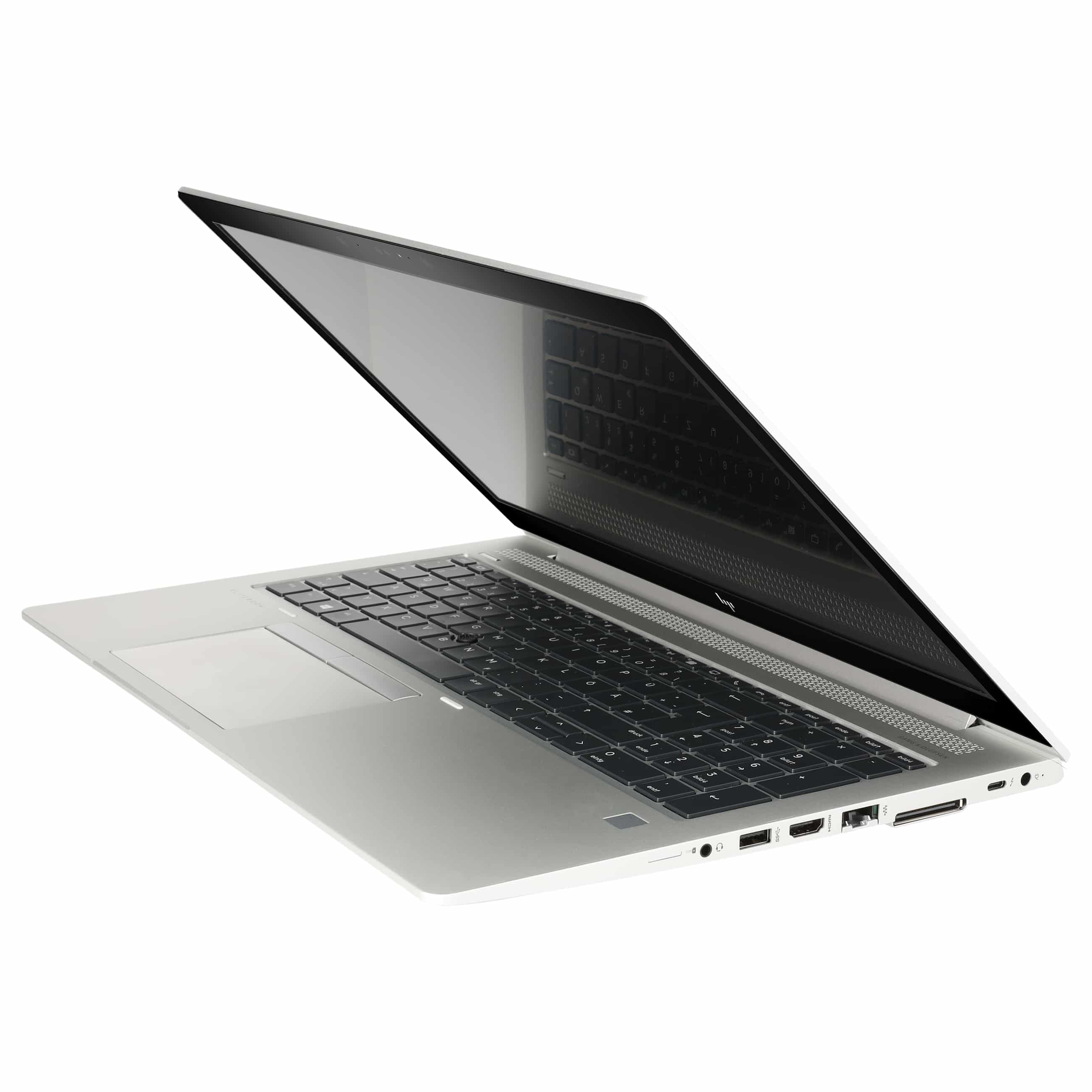 Silberner Laptop mit schwarzer Tastatur, leicht geöffnet vor weißem Hintergrund.