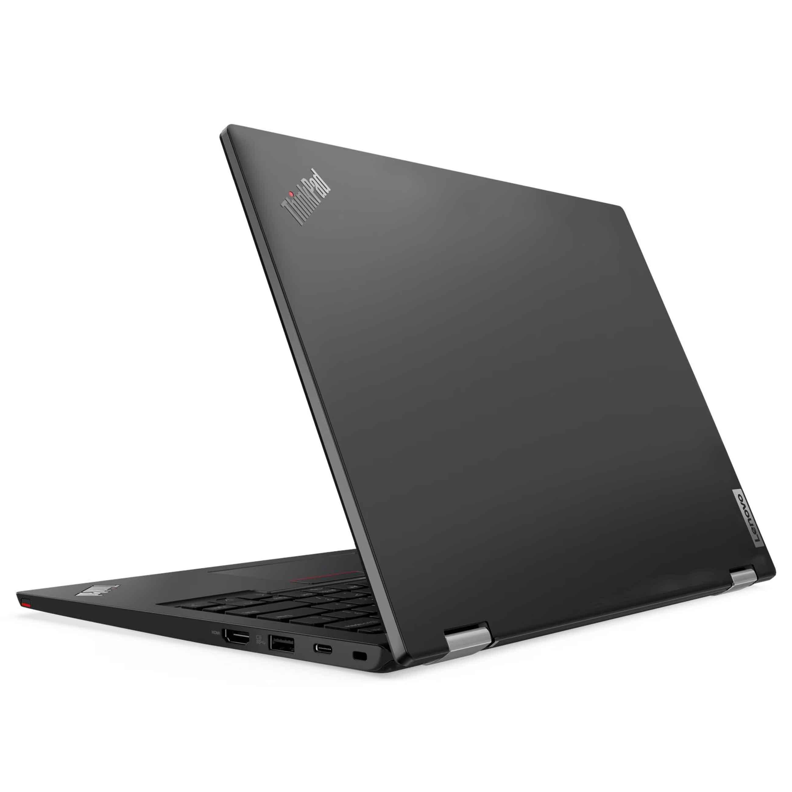 Ein geschlossener schwarzer Lenovo ThinkPad Laptop steht schräg auf einer weißen Oberfläche mit sichtbaren Anschlüssen.