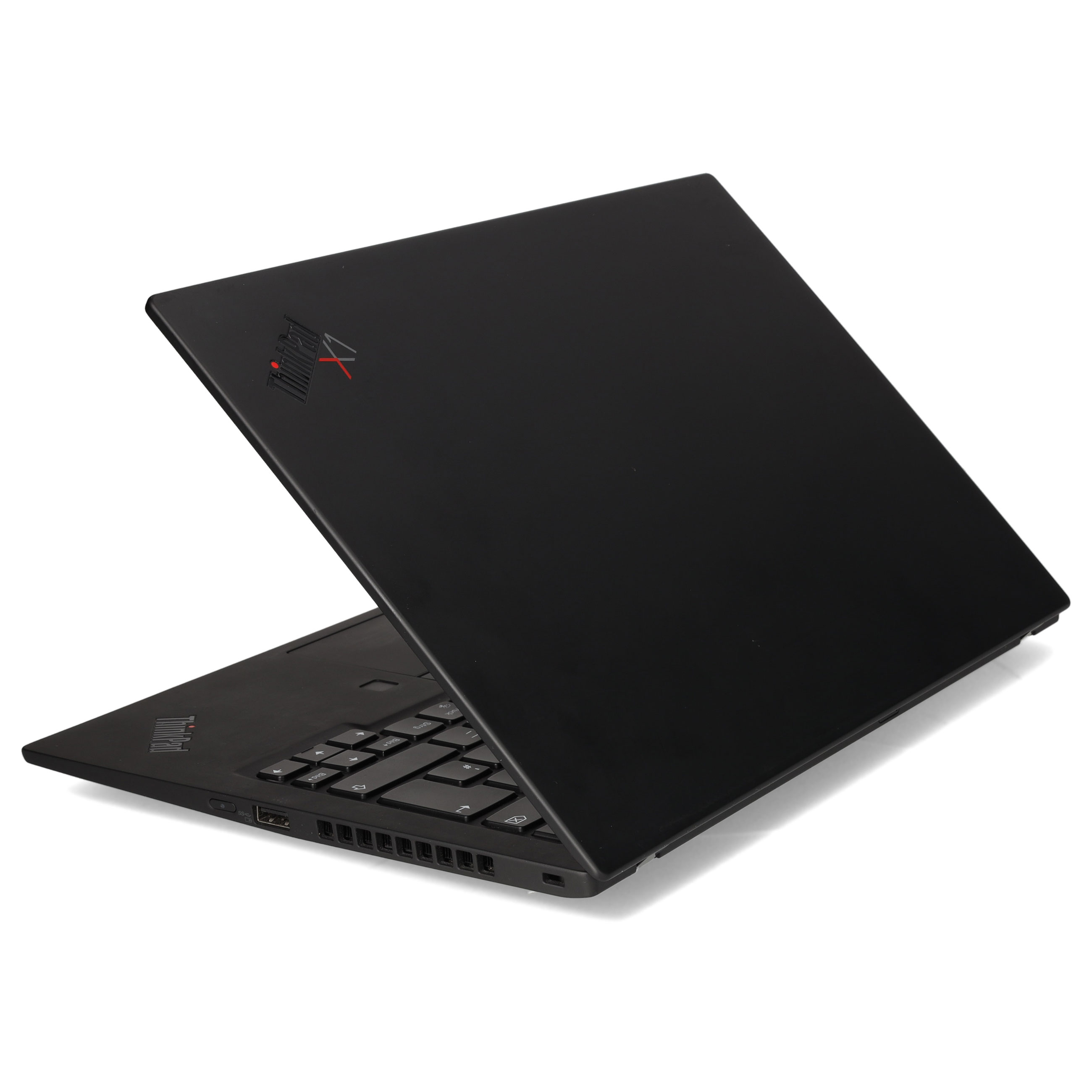 Ein schwarzer Lenovo ThinkPad X1 Laptop steht auf einer weißen Oberfläche, leicht geöffnet und von schräg hinten.