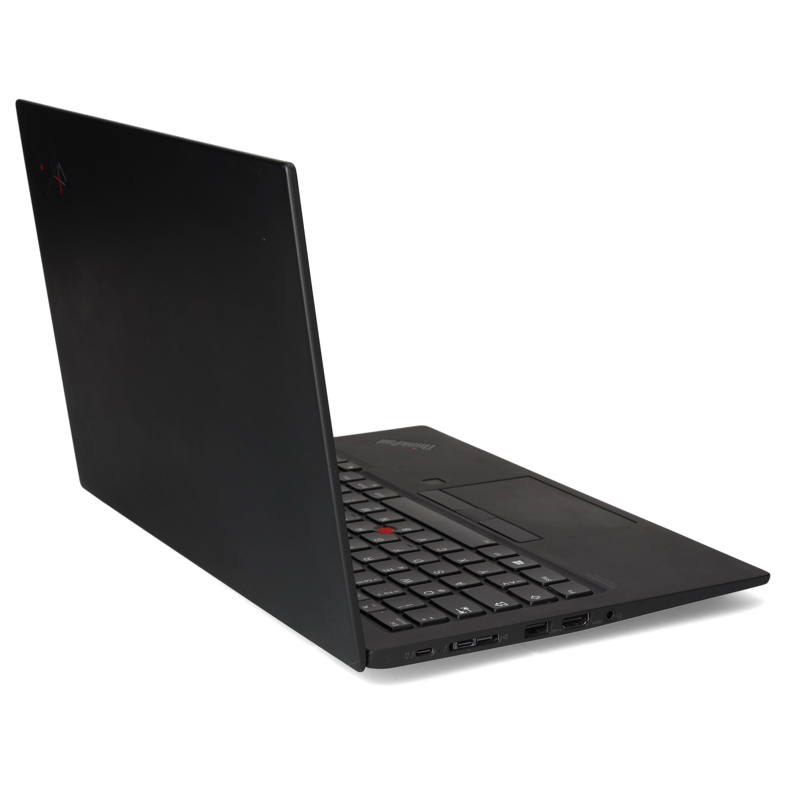 Ein offener schwarzer Laptop steht auf weißem Hintergrund, seitlich betrachtet.
