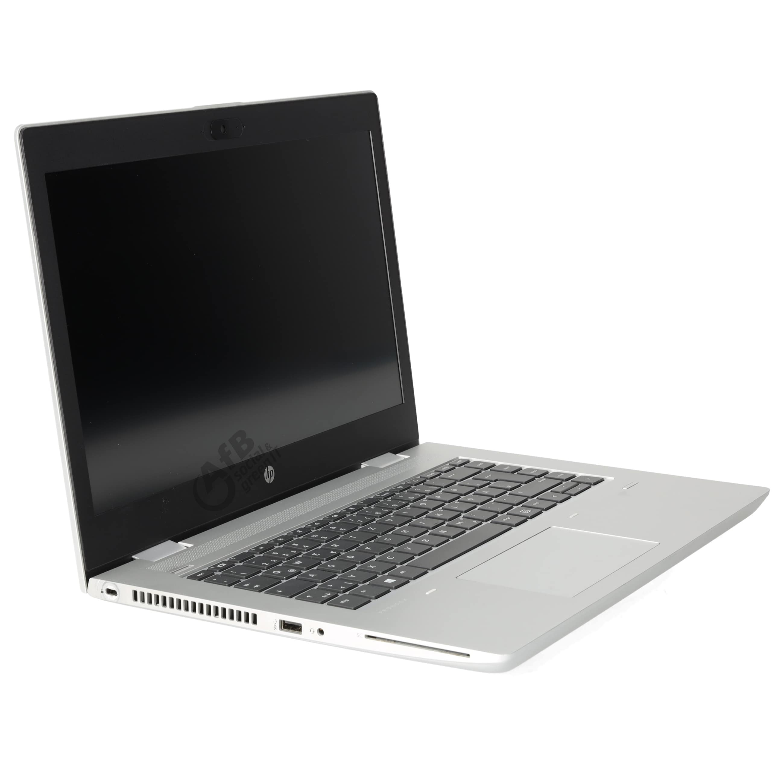 Ein offener silberner HP Laptop mit schwarzer Tastatur und dunklem Bildschirm auf weißem Hintergrund.