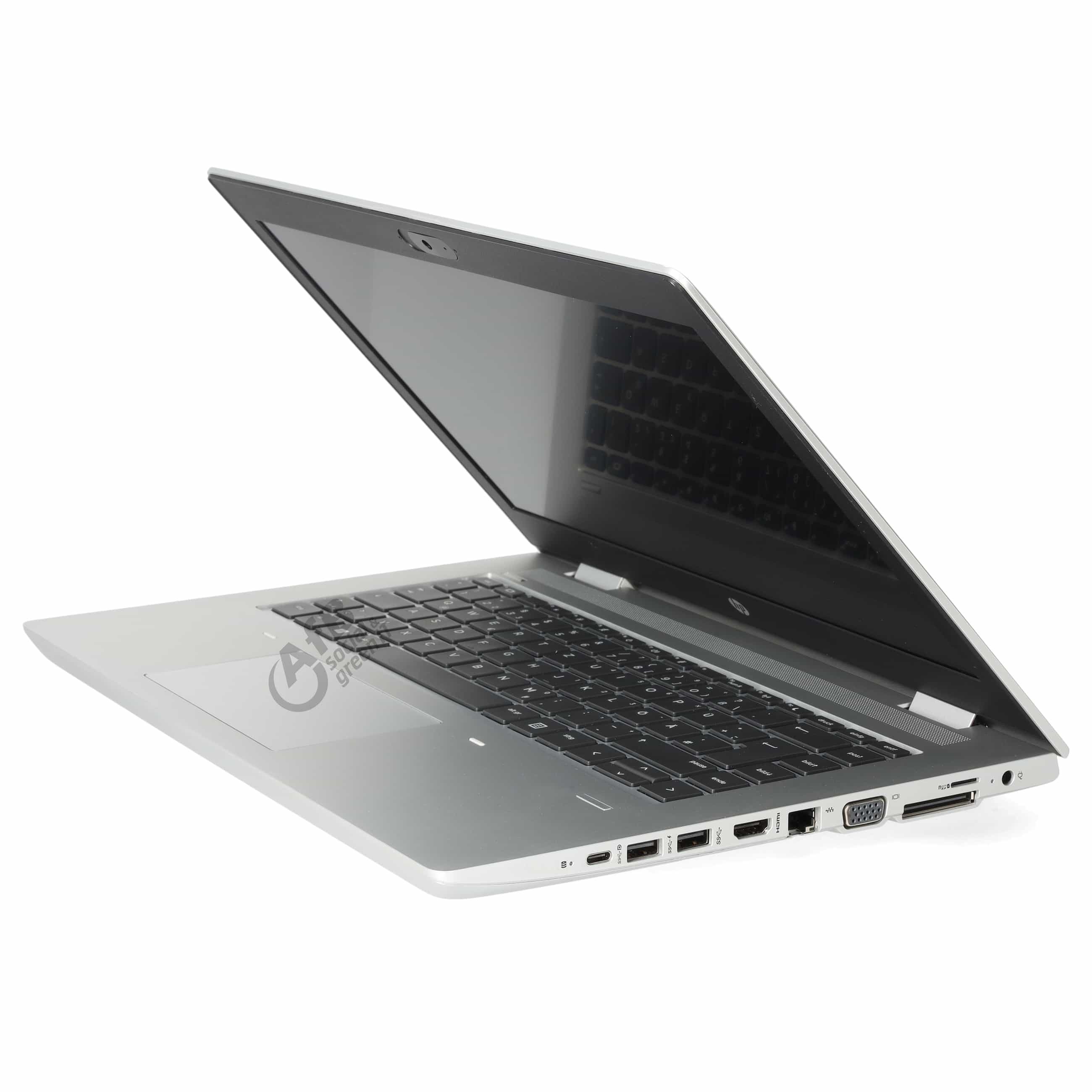 Ein silberner Laptop ist auf einem weißen Hintergrund geöffnet und zeigt Tastatur, Bildschirm und Anschlüsse.