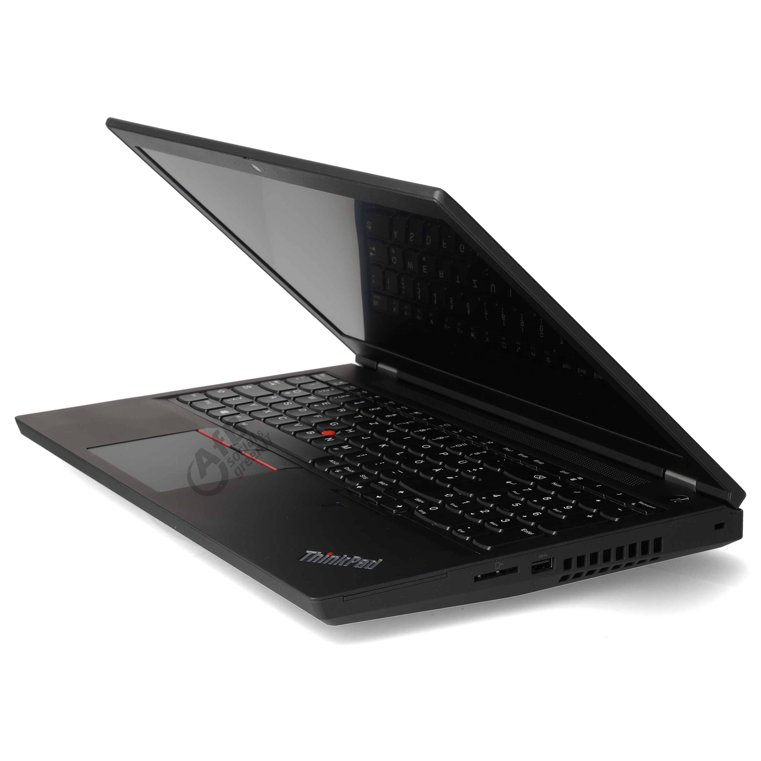 Ein schwarzer ThinkPad-Laptop ist in einer Dreiviertelperspektive vor weißem Hintergrund dargestellt.